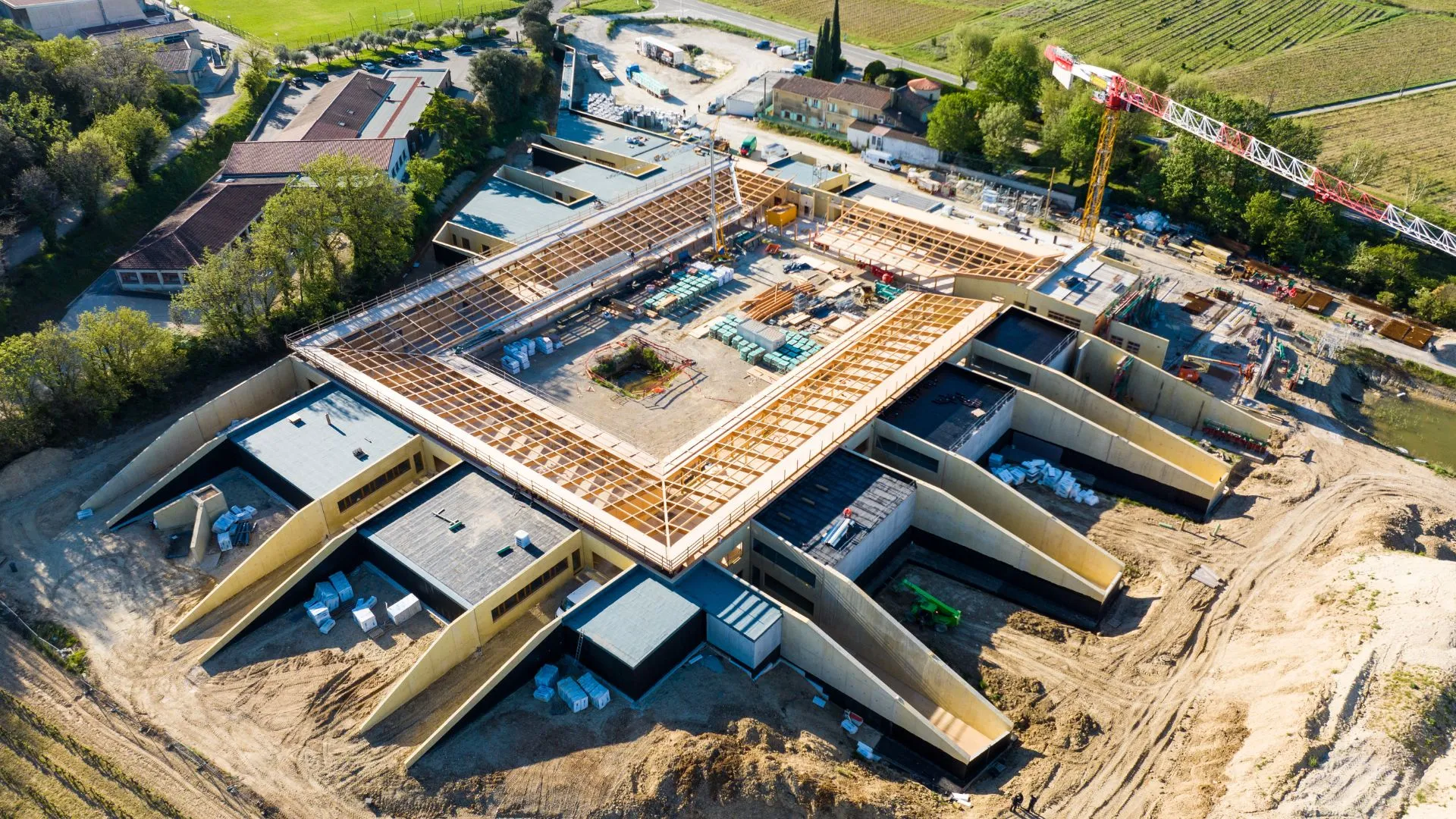 Charpente bois d'un bâtiment vue du ciel, chantier en cours