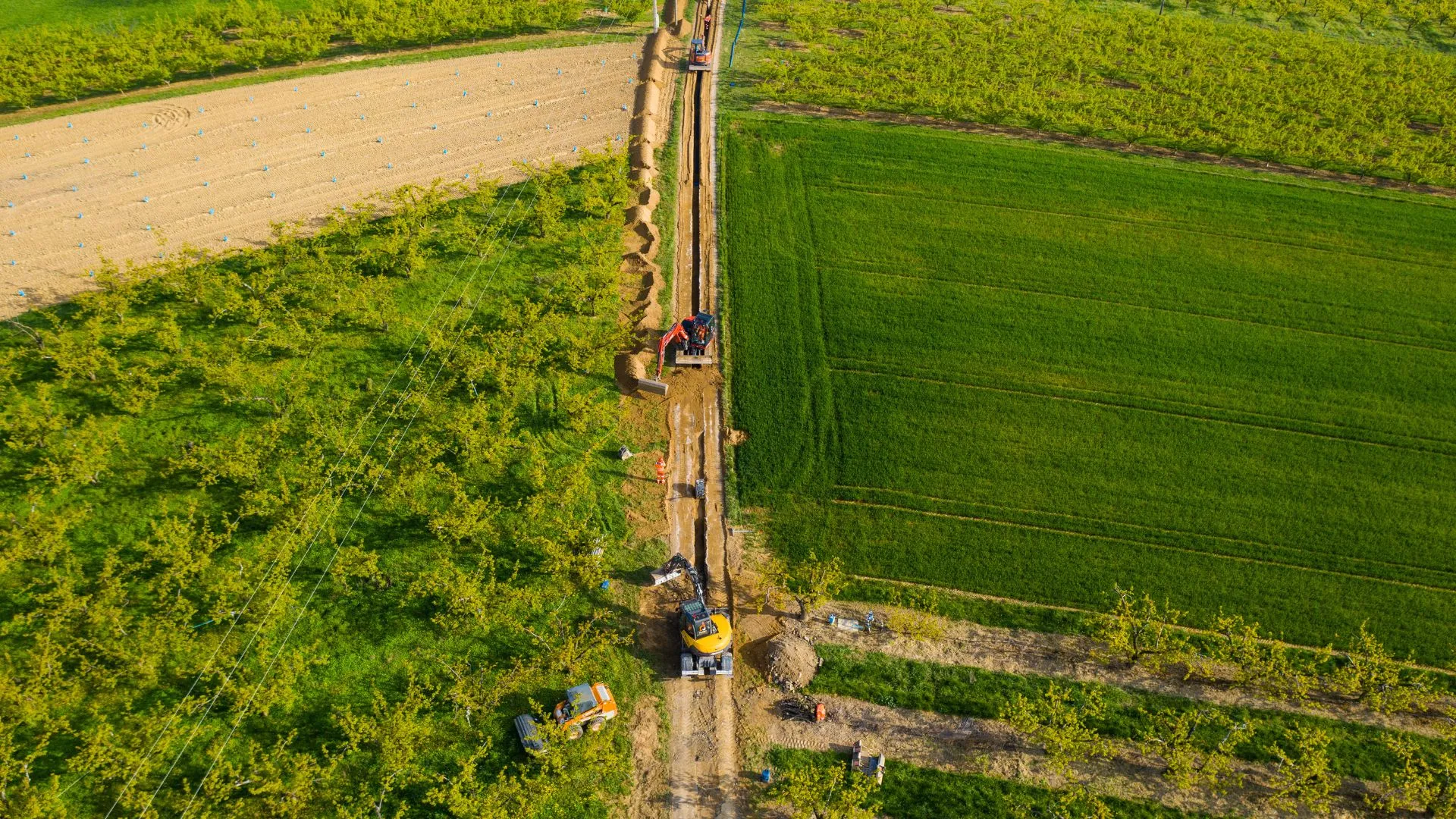 Vue aérienne d'une tranchée de réseaux traversant des parcelles