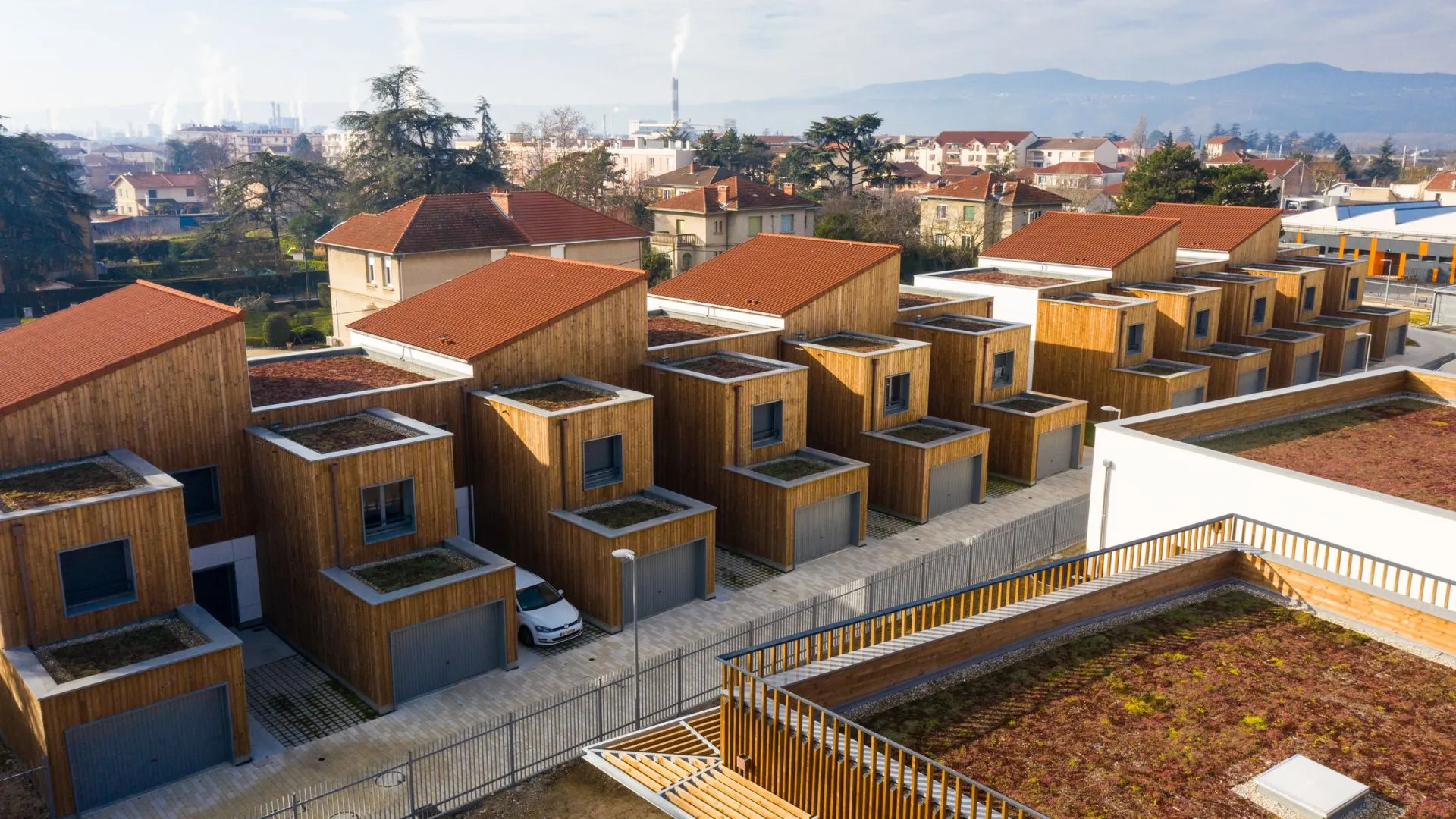 Vue aérienne d'un ensemble de maisons en bois en construction