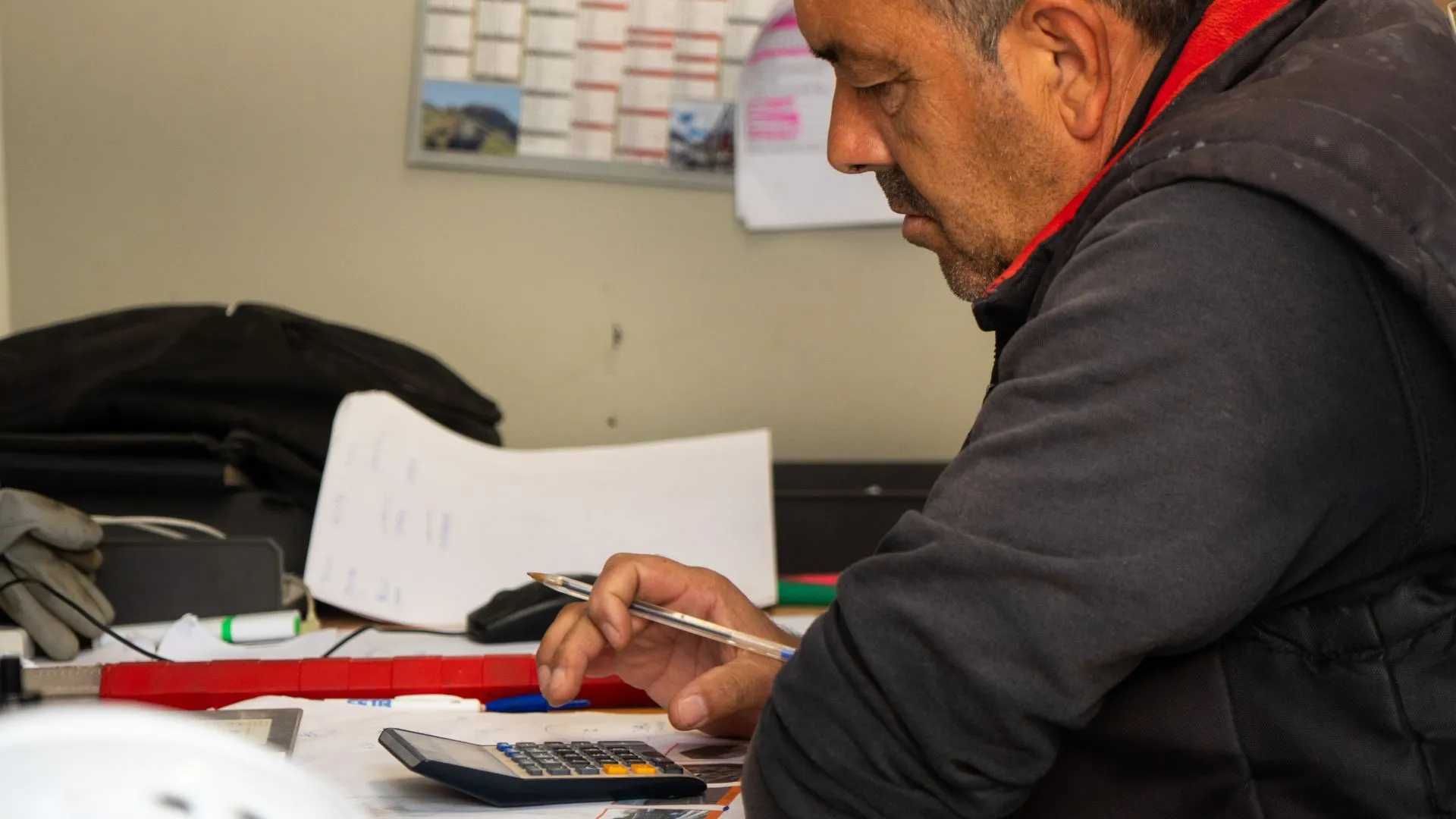 Conducteur de travaux au bureau, préparation du chantier