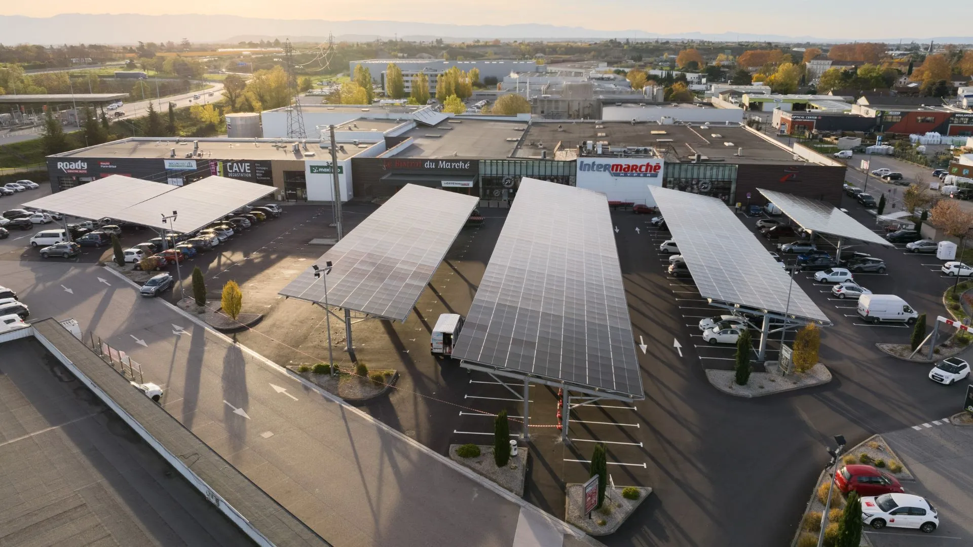 Vue aérienne d'ombrières photovoltaïques sur le parking d'une zone commerciale