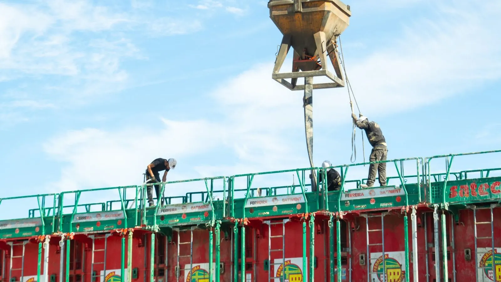 Ouvriers au travail sur un coffrage, chantier de construction