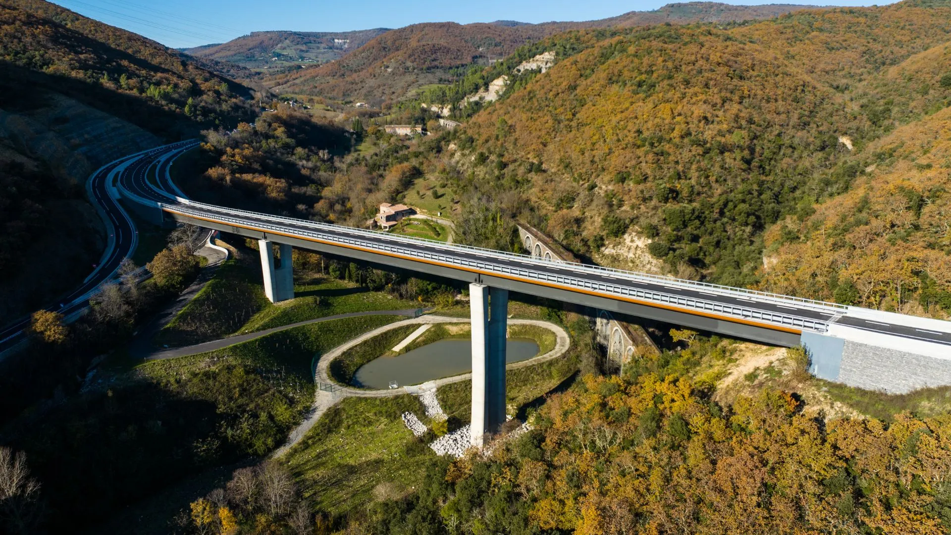 Vue aérienne par drone d'un chantier d'ouvrage d'art
