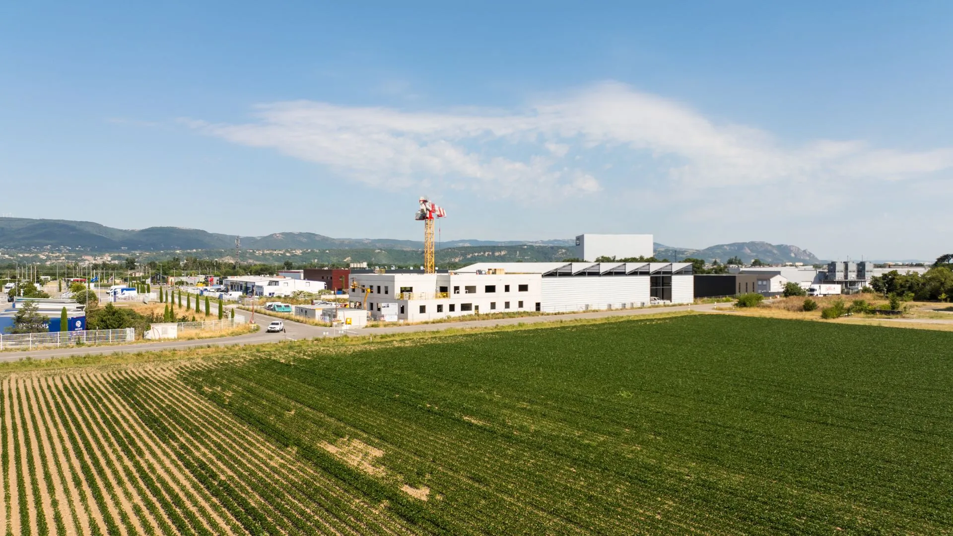 Vue aérienne par drone à la verticale d'un site