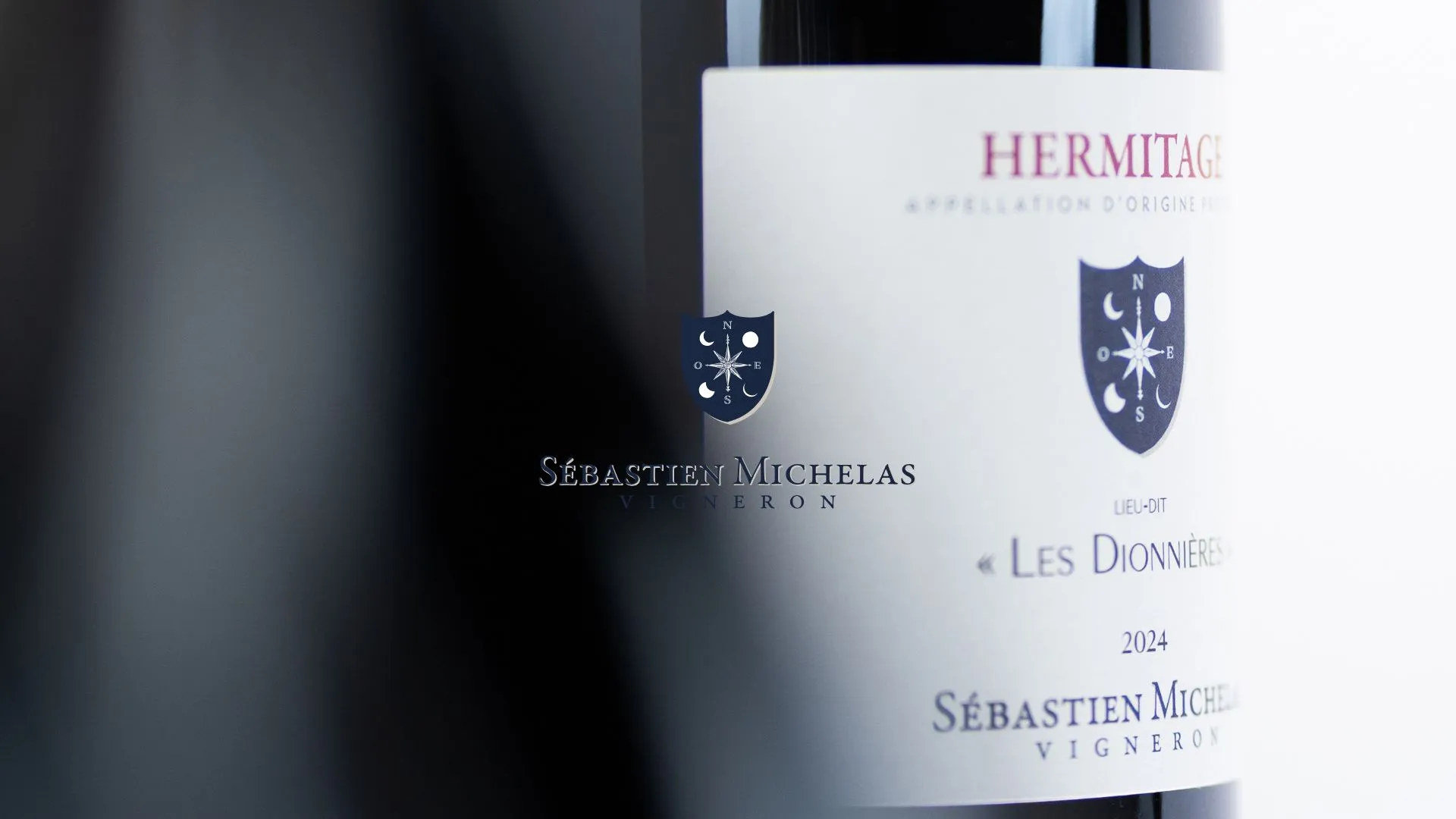Packshot d'une bouteille de vin en studio