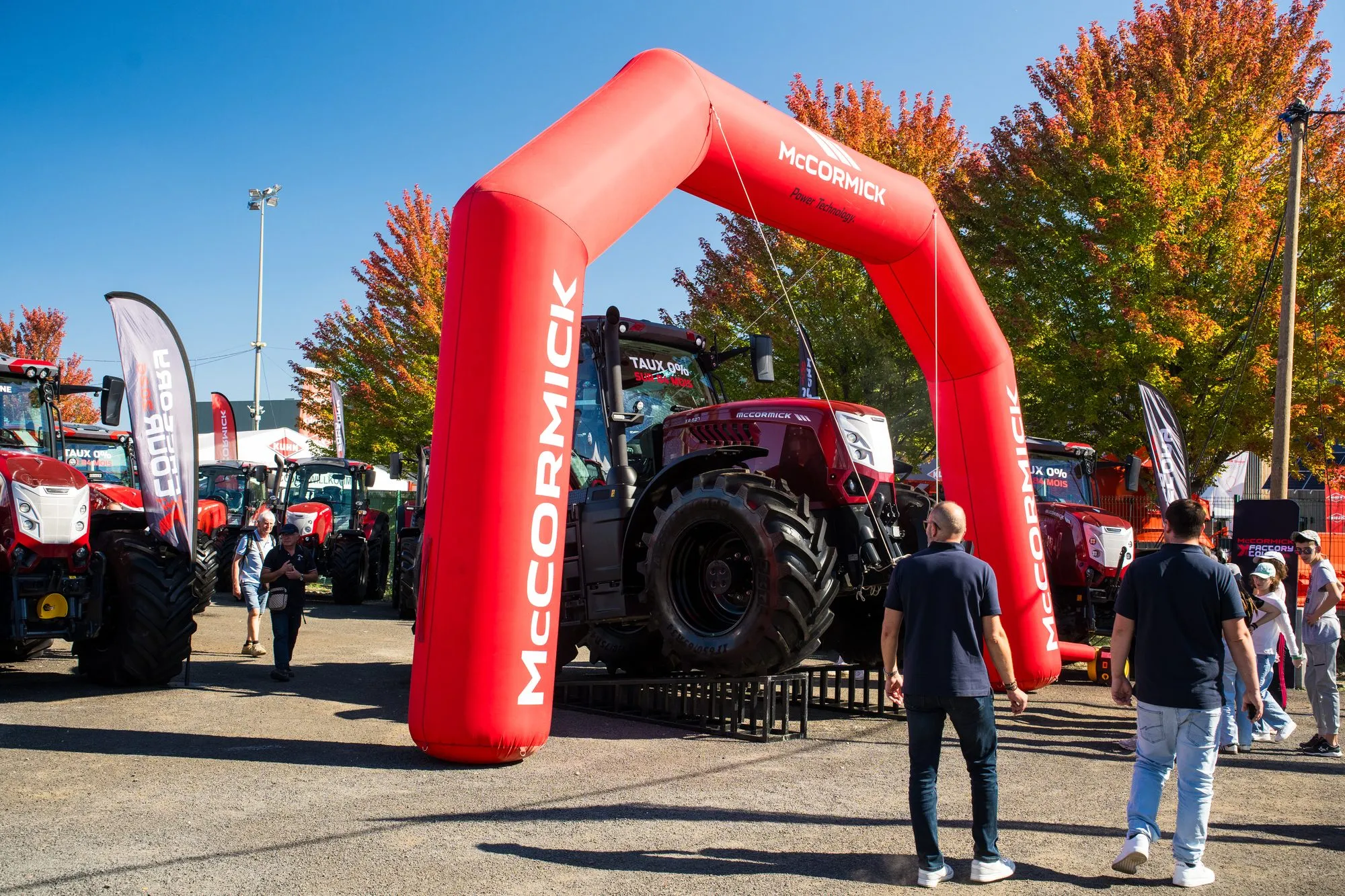 Arche gonflable McCormick et tracteur exposé sur le stand du Sommet de l'Élevage, sous le soleil d'automne
