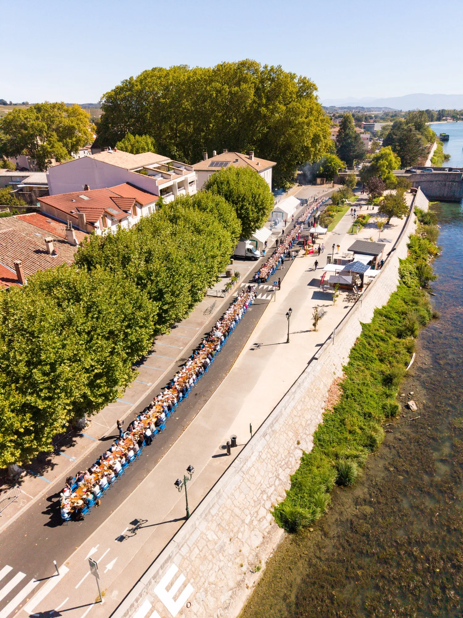 Vue aérienne par drone de la Grande Tablée sur le quai Arthur Rostaing à Tain-l’Hermitage