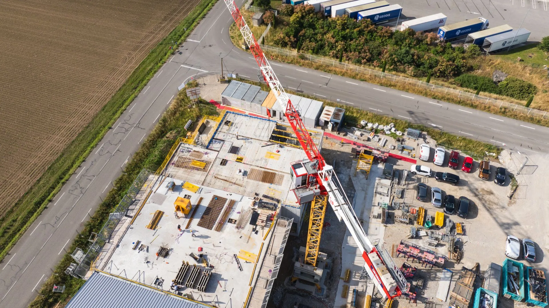 Vue par drone à la verticale d'un chantier de construction