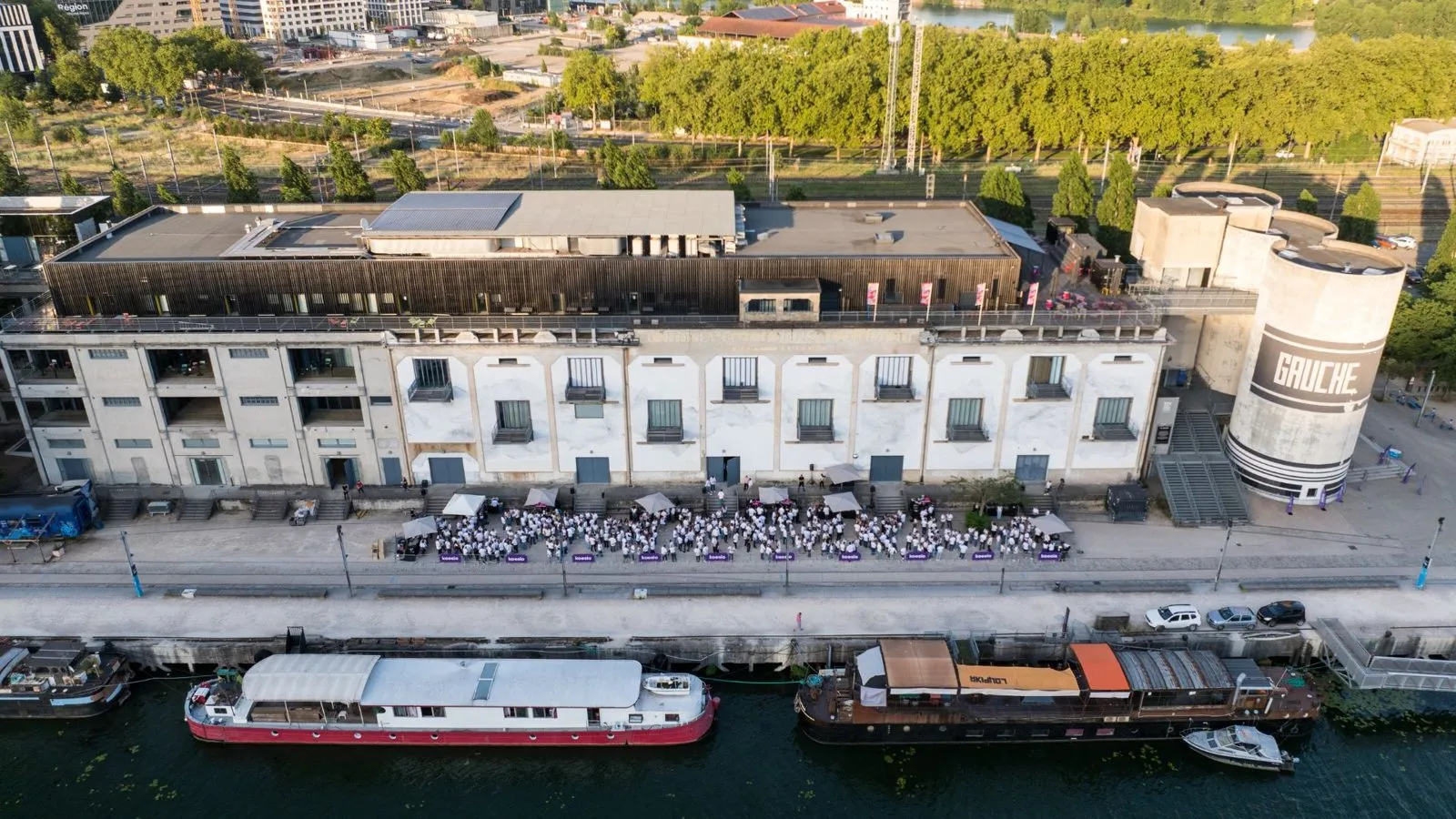 Vue aérienne par drone d'un lieu d'événement