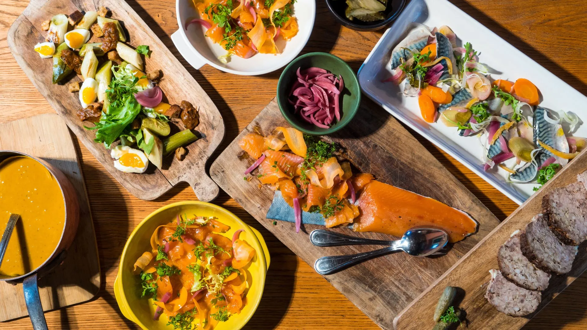 Plusieurs plats dressés sur une table de restaurant, vue d'ensemble