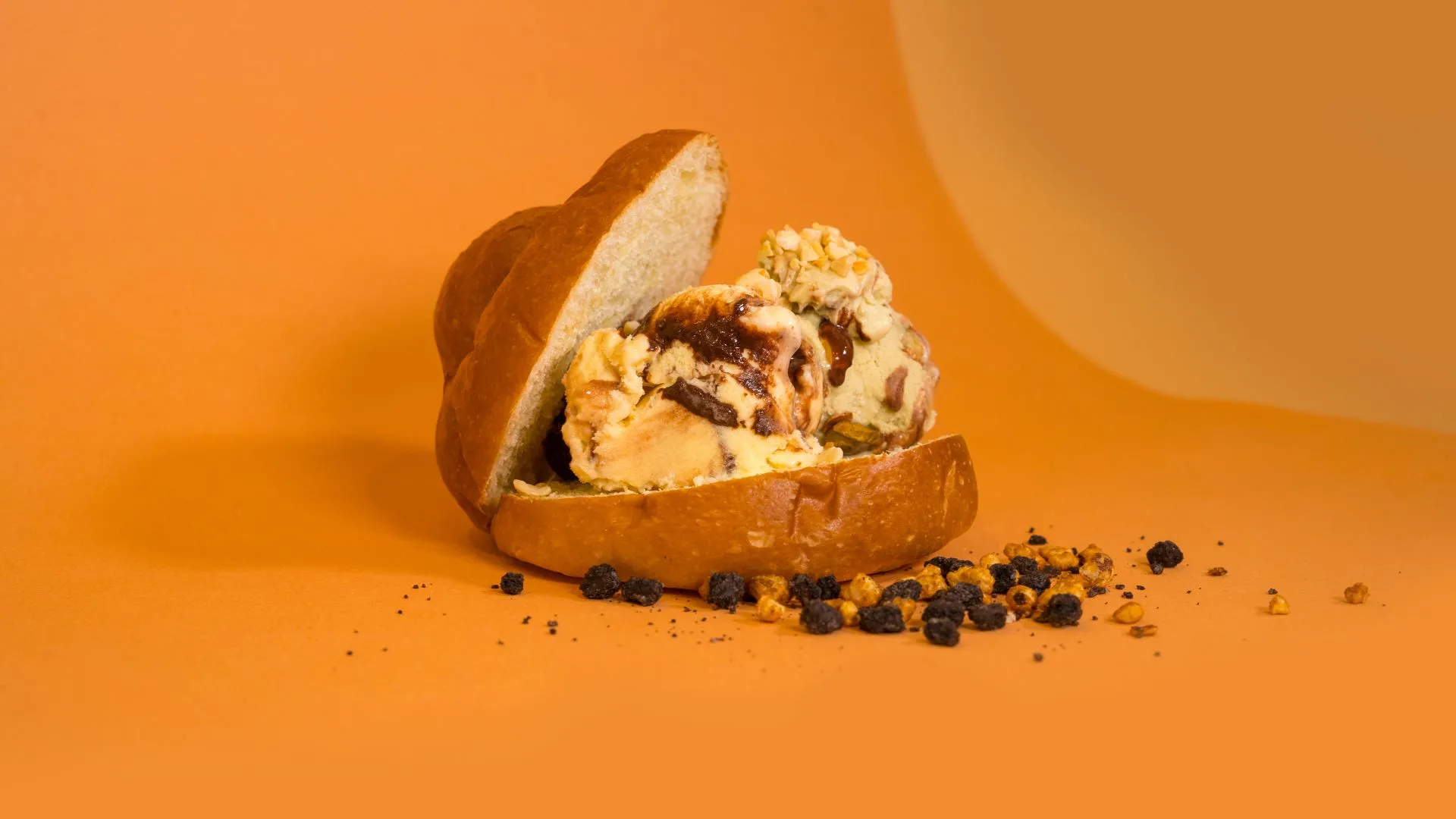 Sandwich garni sur fond orange, packshot produit en studio