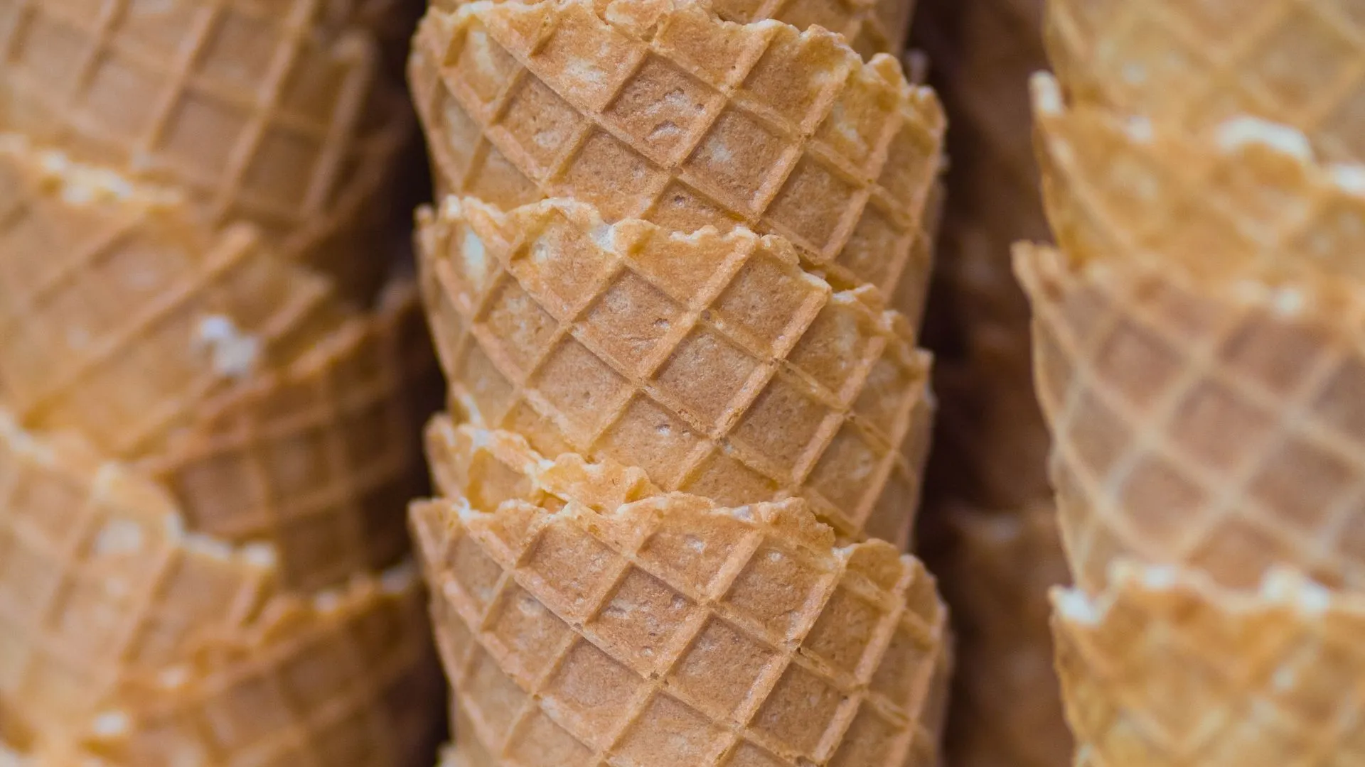 Cornets de glace gaufrés empilés, gros plan sur la texture