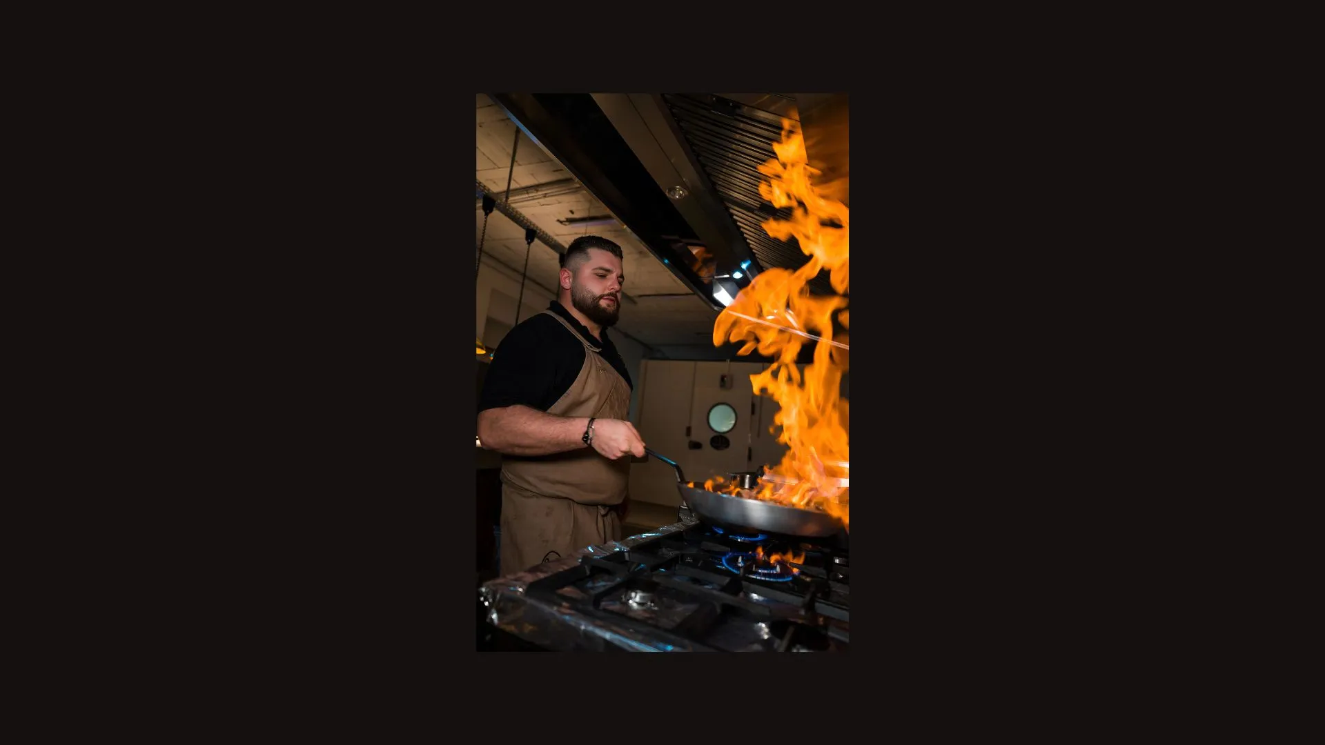 Cuisinier au piano, flammes au-dessus de la poêle