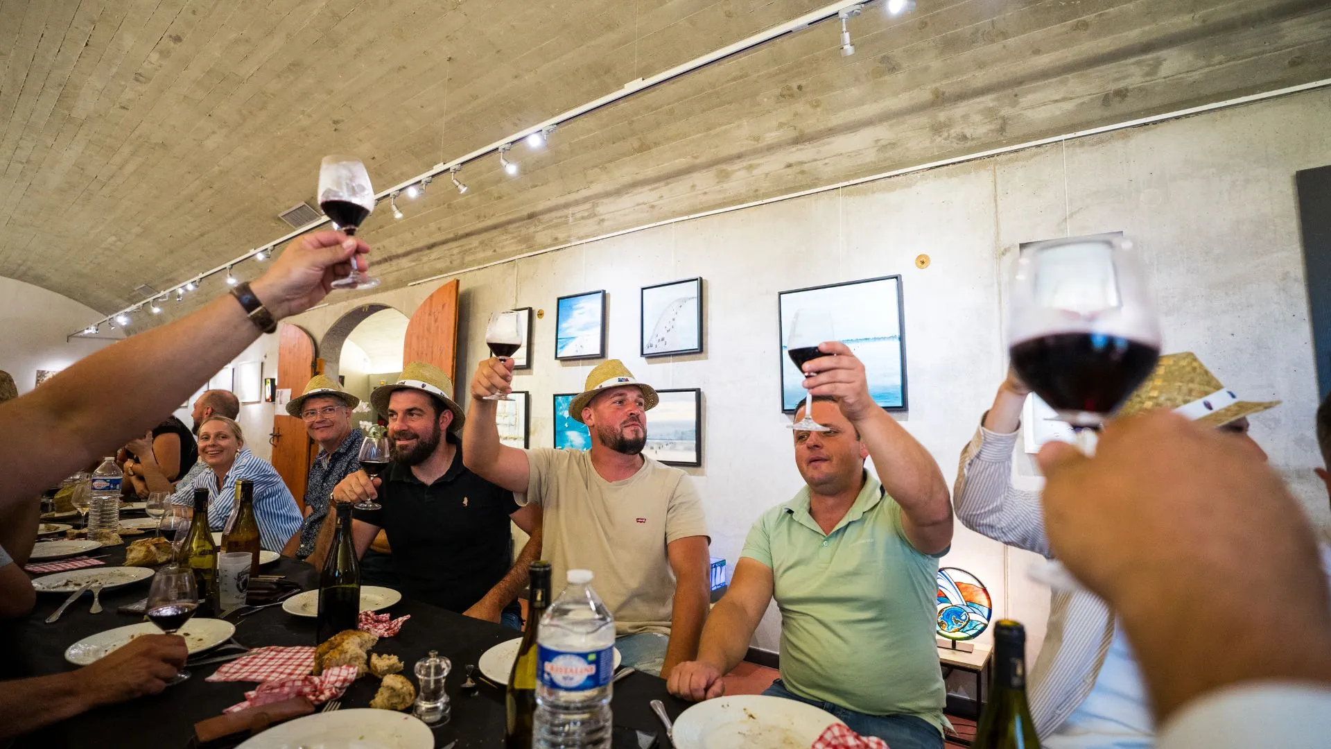 Clients trinquant lors d'un repas convivial au restaurant