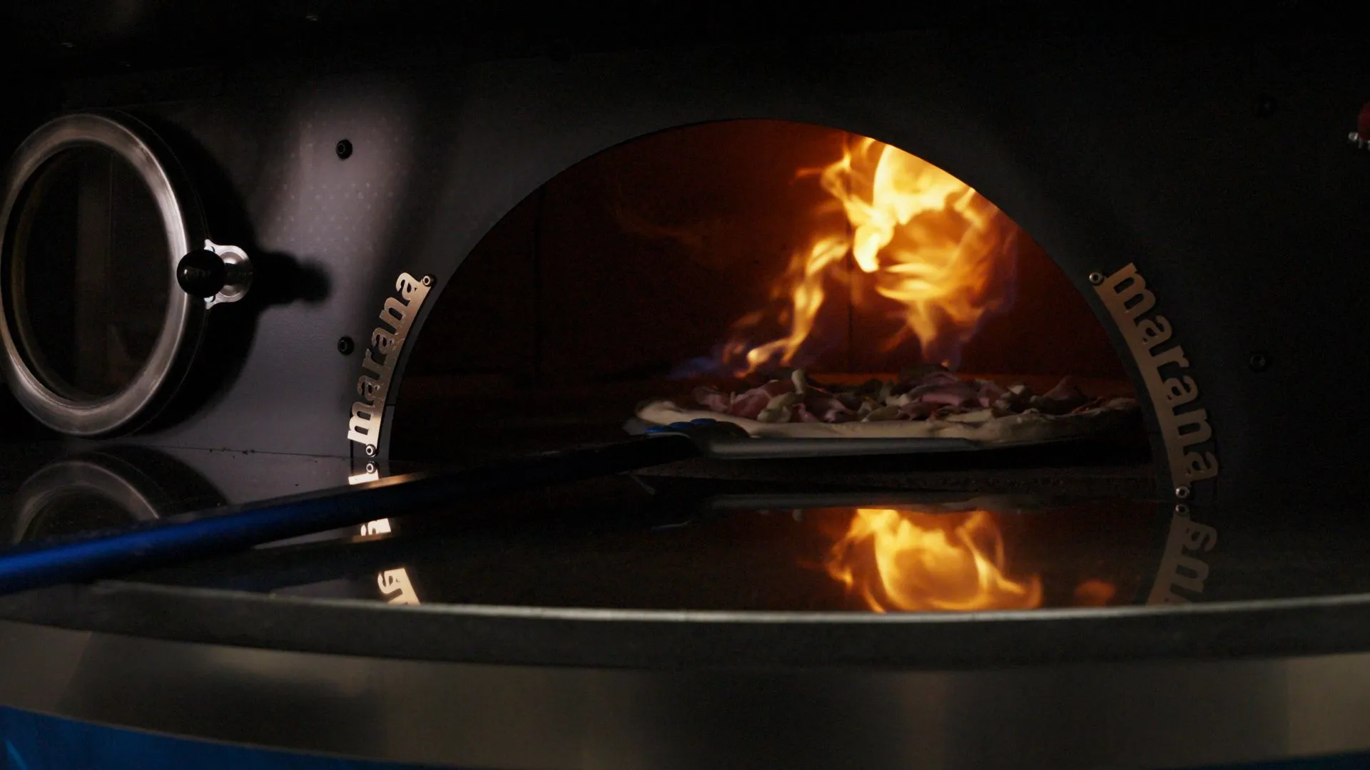 Four à pizza en pleine flambée, cuisson au feu de bois