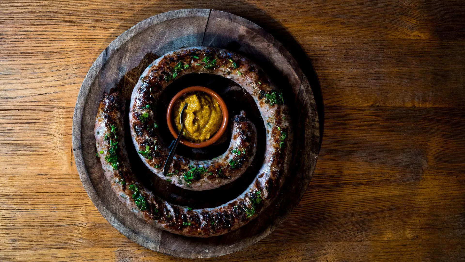 Plat dressé en spirale vu de dessus dans un plat en bois