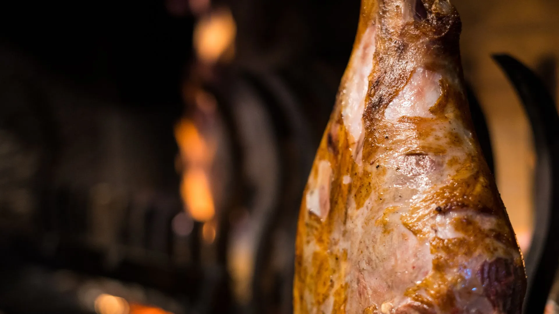 Viande à la rôtissoire devant les flammes, cuisine au feu de bois