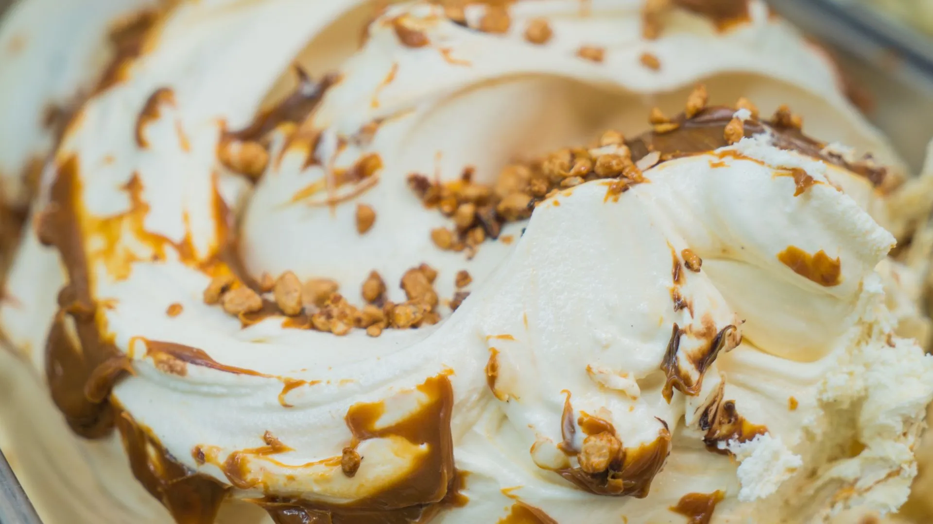 Dessert crémeux nappé de caramel, texture gourmande en gros plan