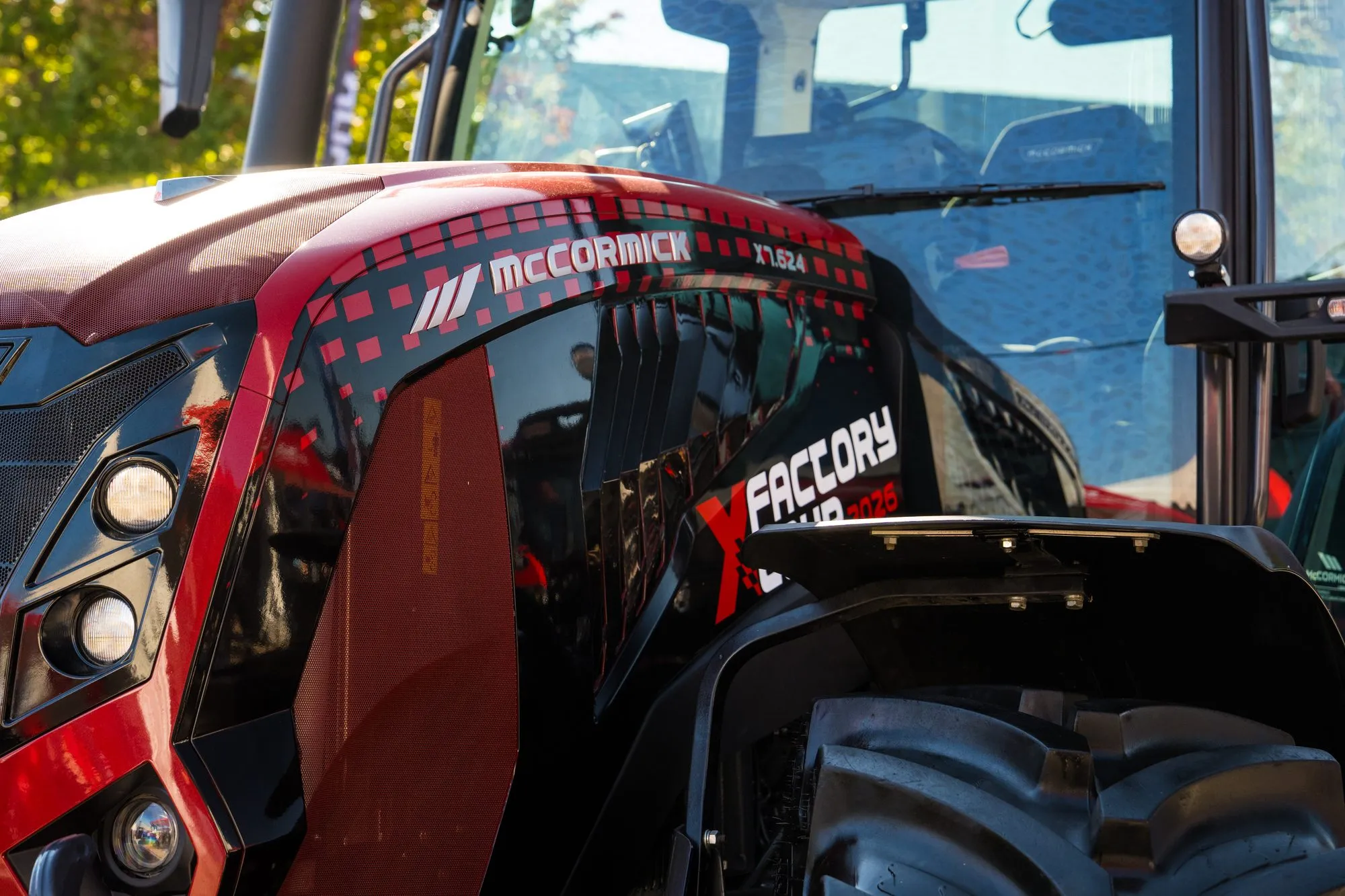 Détail de la cabine d'un tracteur McCormick aux couleurs du XFACTORY TOUR