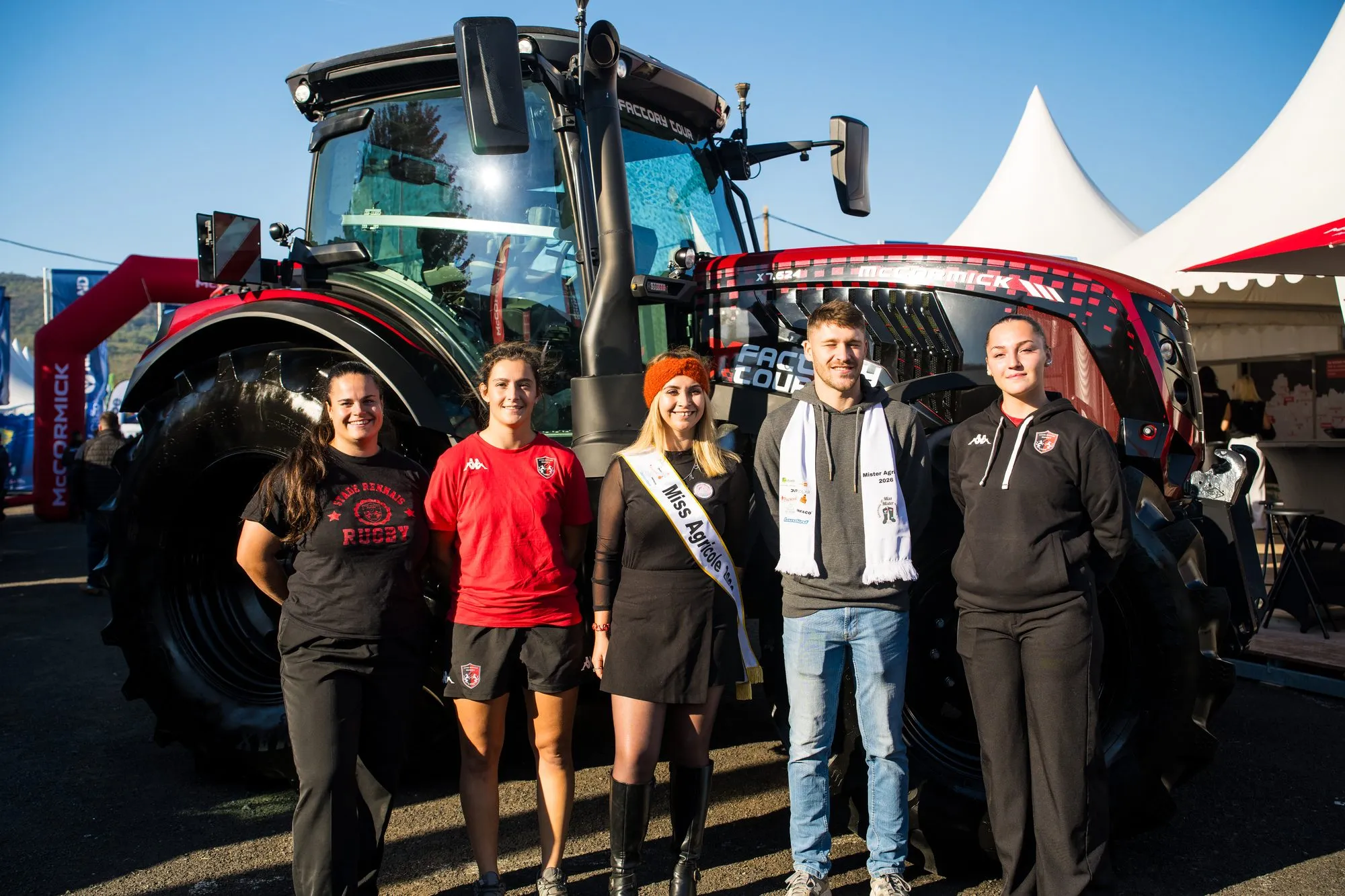 Invitées et partenaires posant devant un tracteur McCormick du XFACTORY TOUR