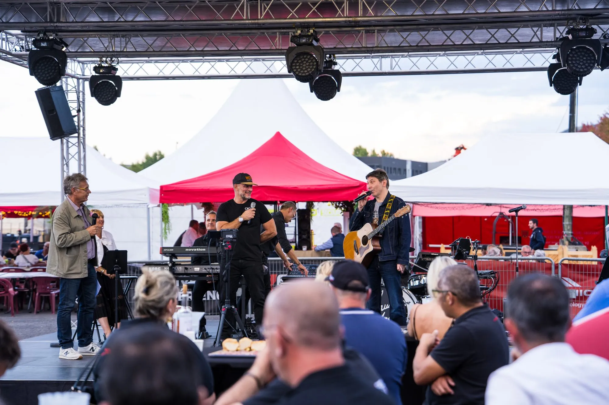 Soirée sur le stand McCormick, concert et invités attablés devant la scène