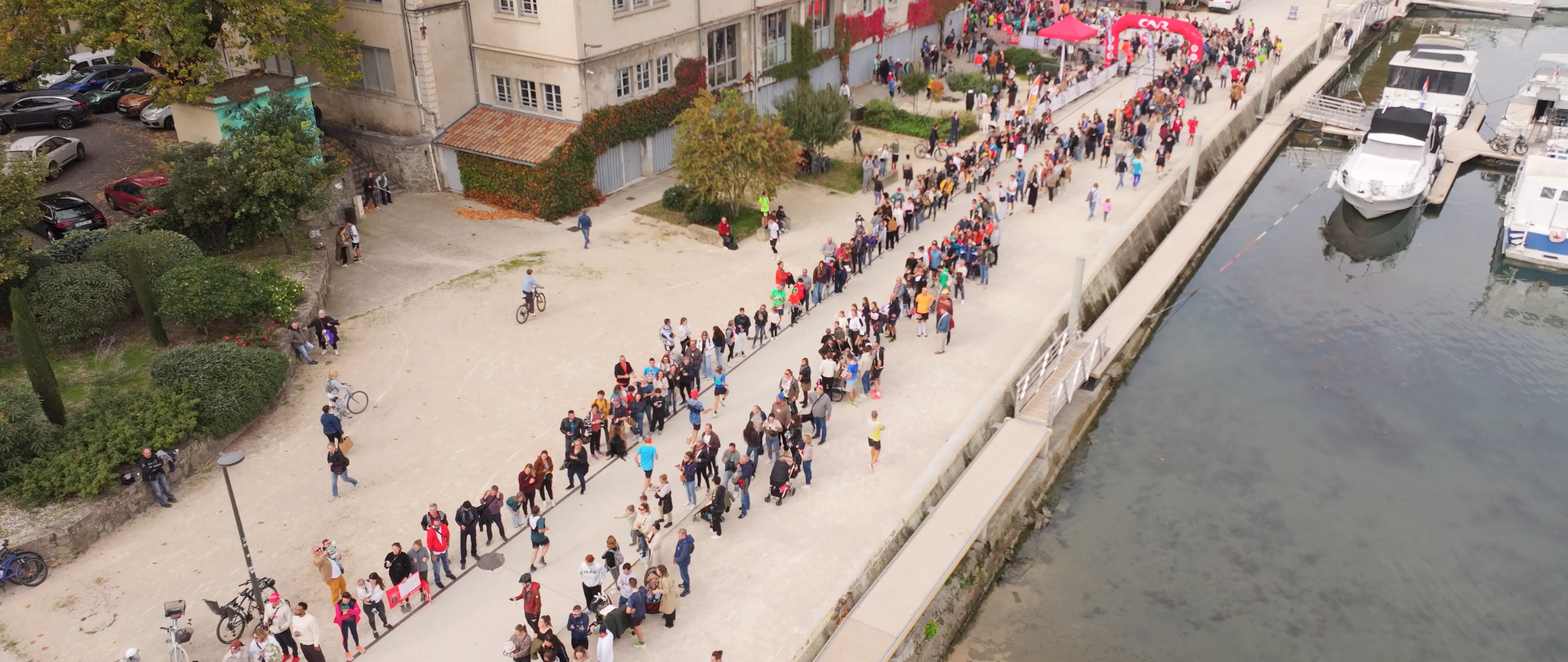 Foule massée sur les quais près de l'arche de départ