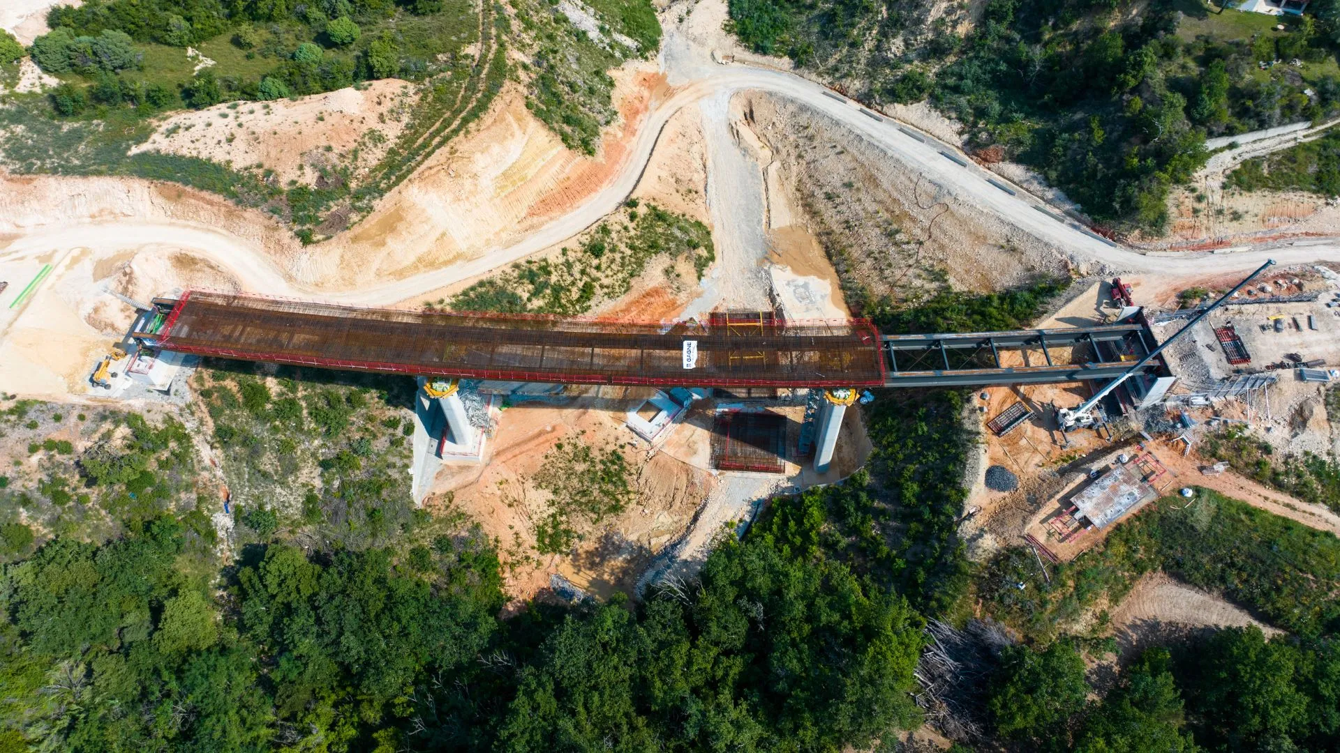 Vue par drone à la verticale du tablier du viaduc en cours de montage