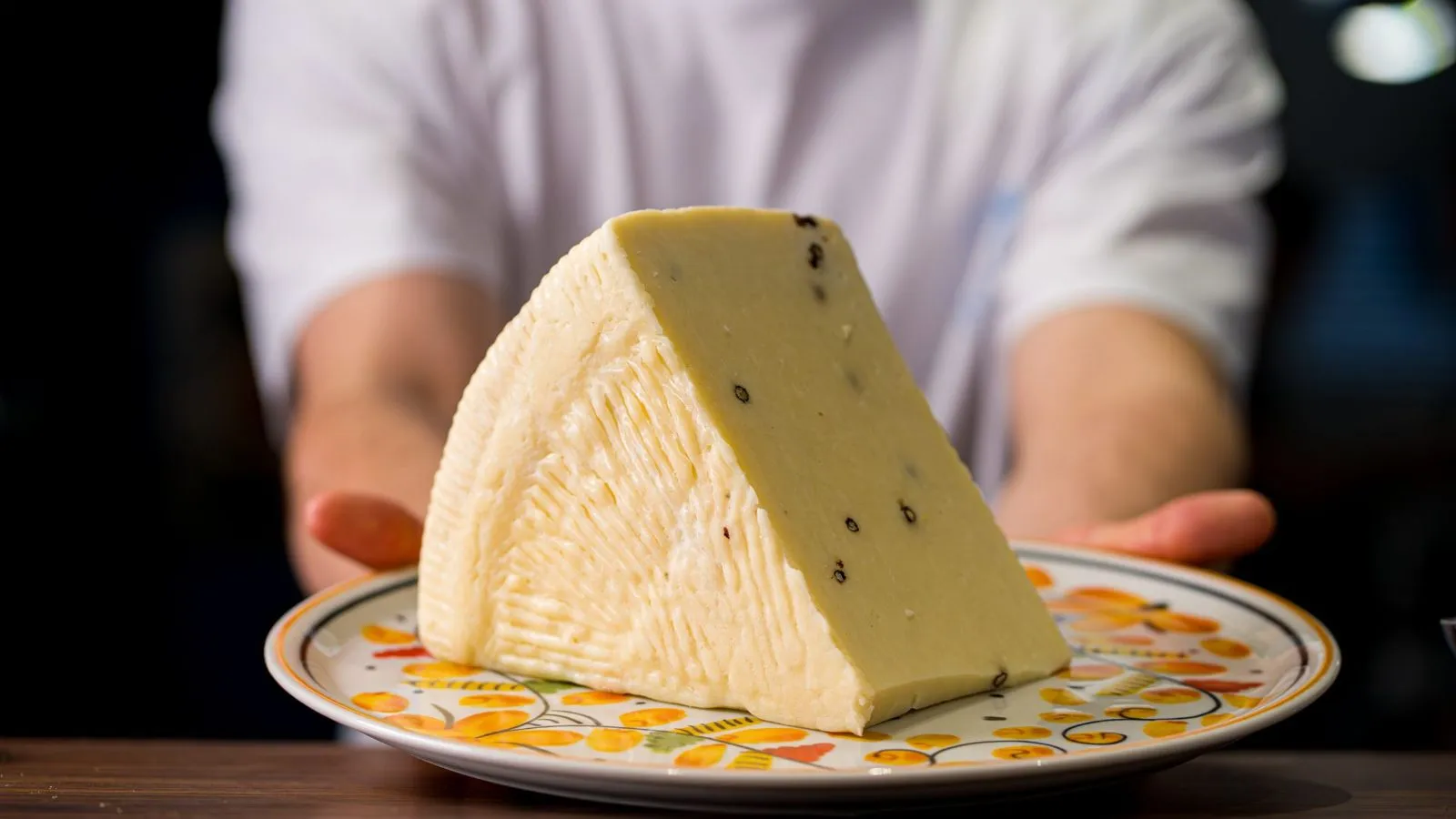 Part de fromage présentée sur une assiette