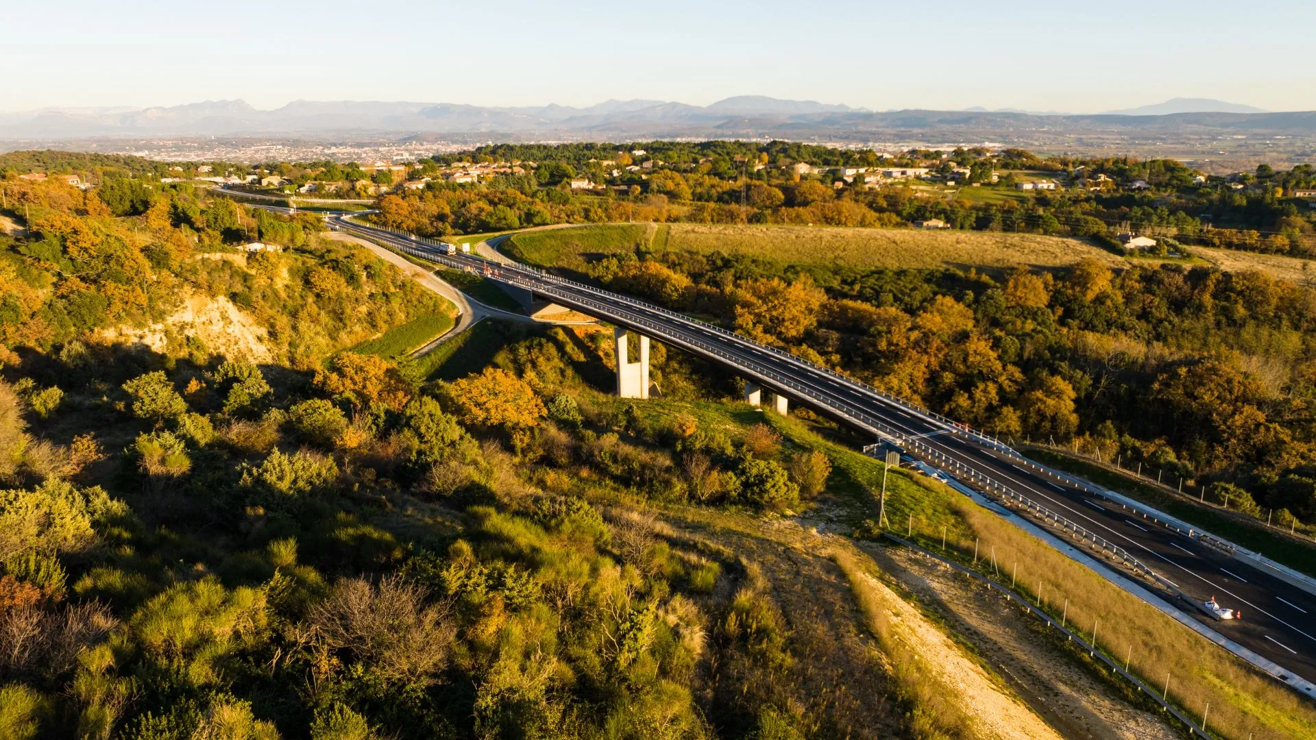 Vue aérienne du viaduc et de la déviation terminés, paysage d'automne et montagnes