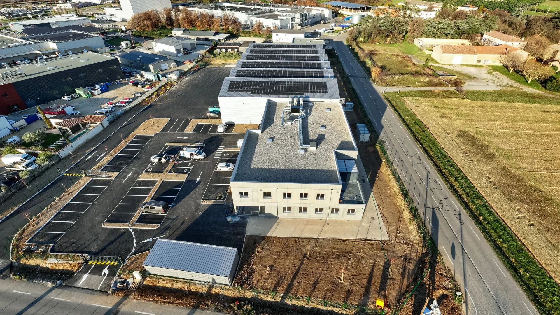 Vue par drone du bâtiment terminé avec panneaux solaires en toiture