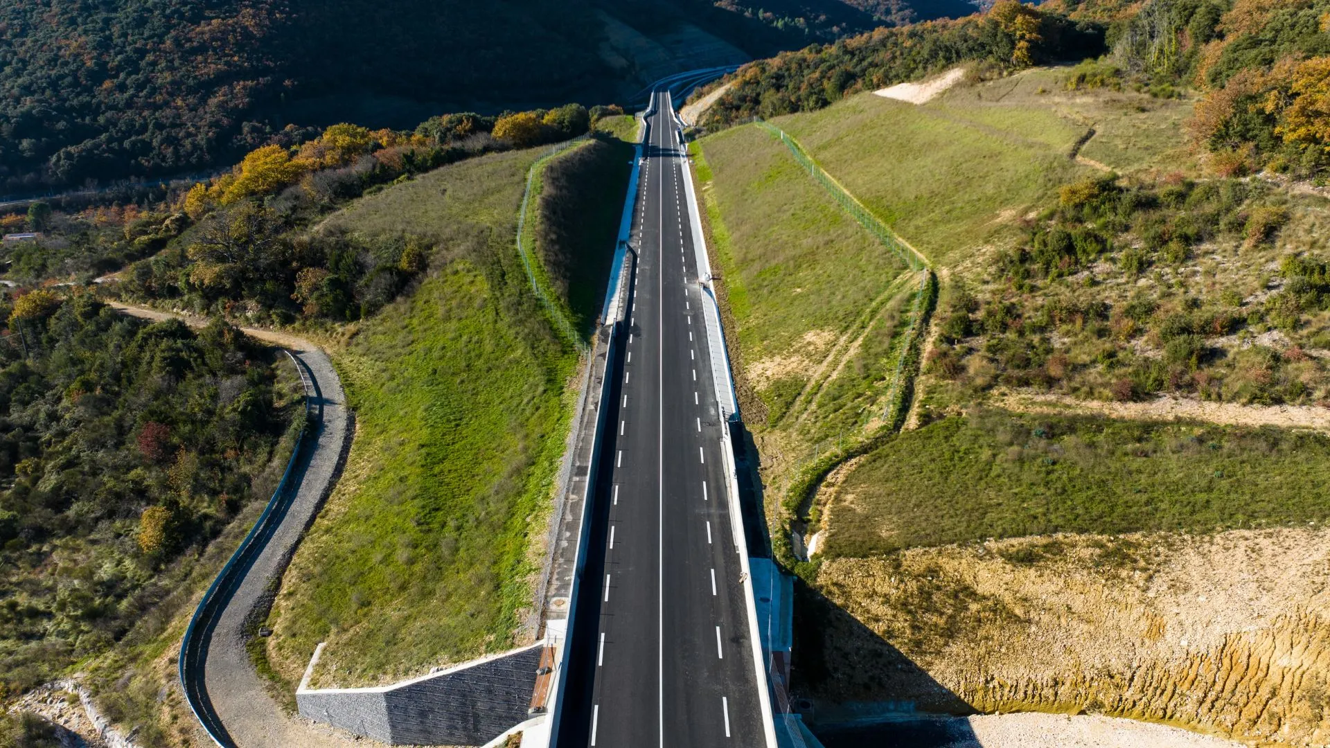 Vue aérienne à la verticale de la nouvelle route traversant les collines