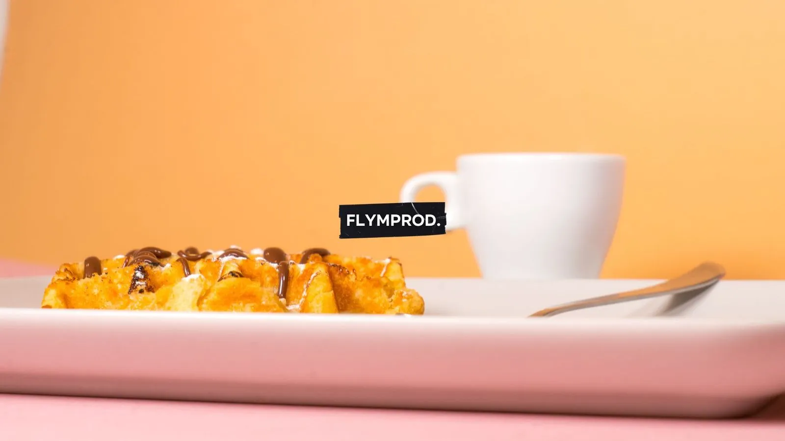 Photographie culinaire : café et viennoiserie soignés, mise en valeur produit