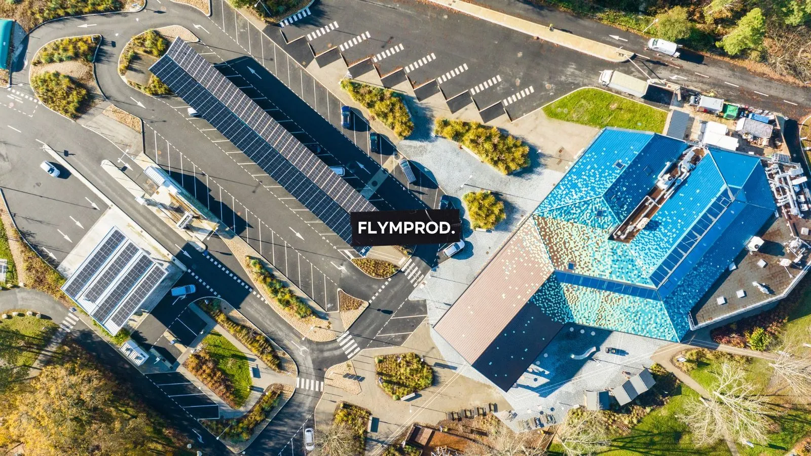 Vue aérienne par drone d'un bâtiment d'entreprise, en Drôme-Ardèche