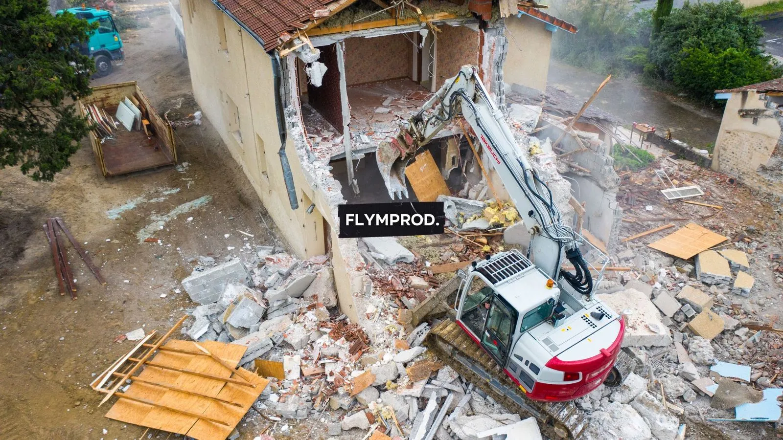 Démolition d'un bâtiment par pelleteuse sur un chantier au Teil, vue par drone, en Ardèche