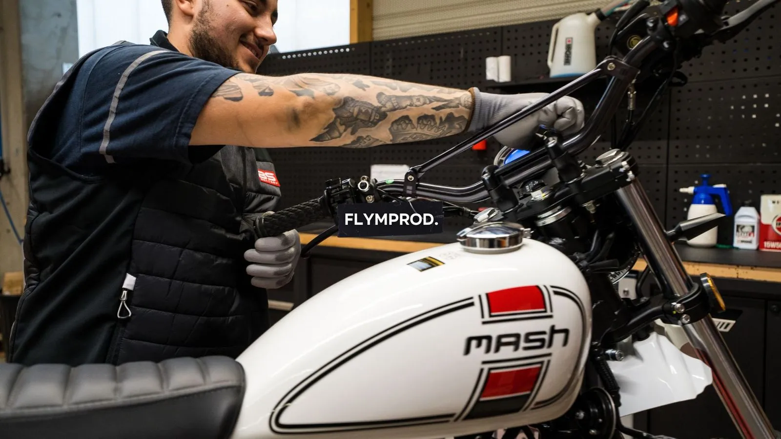 Tournage en atelier : mécanicien au travail sur une moto, captation vidéo FLYMPROD