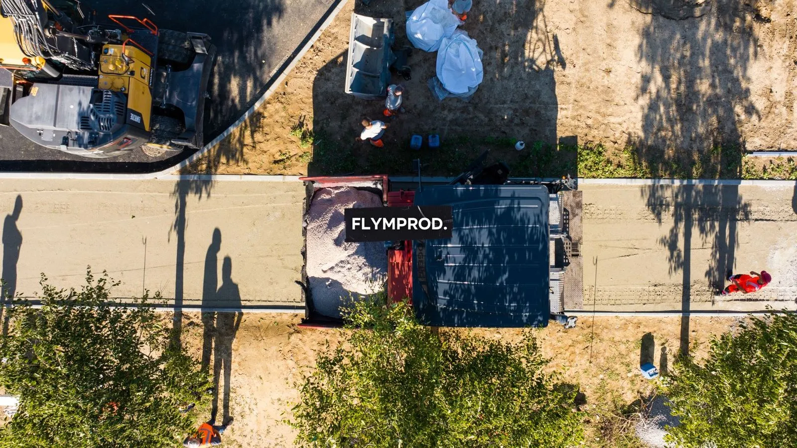 Vue aérienne par drone d'un chantier de réseaux d'eau à Ponsas, dans la Drôme
