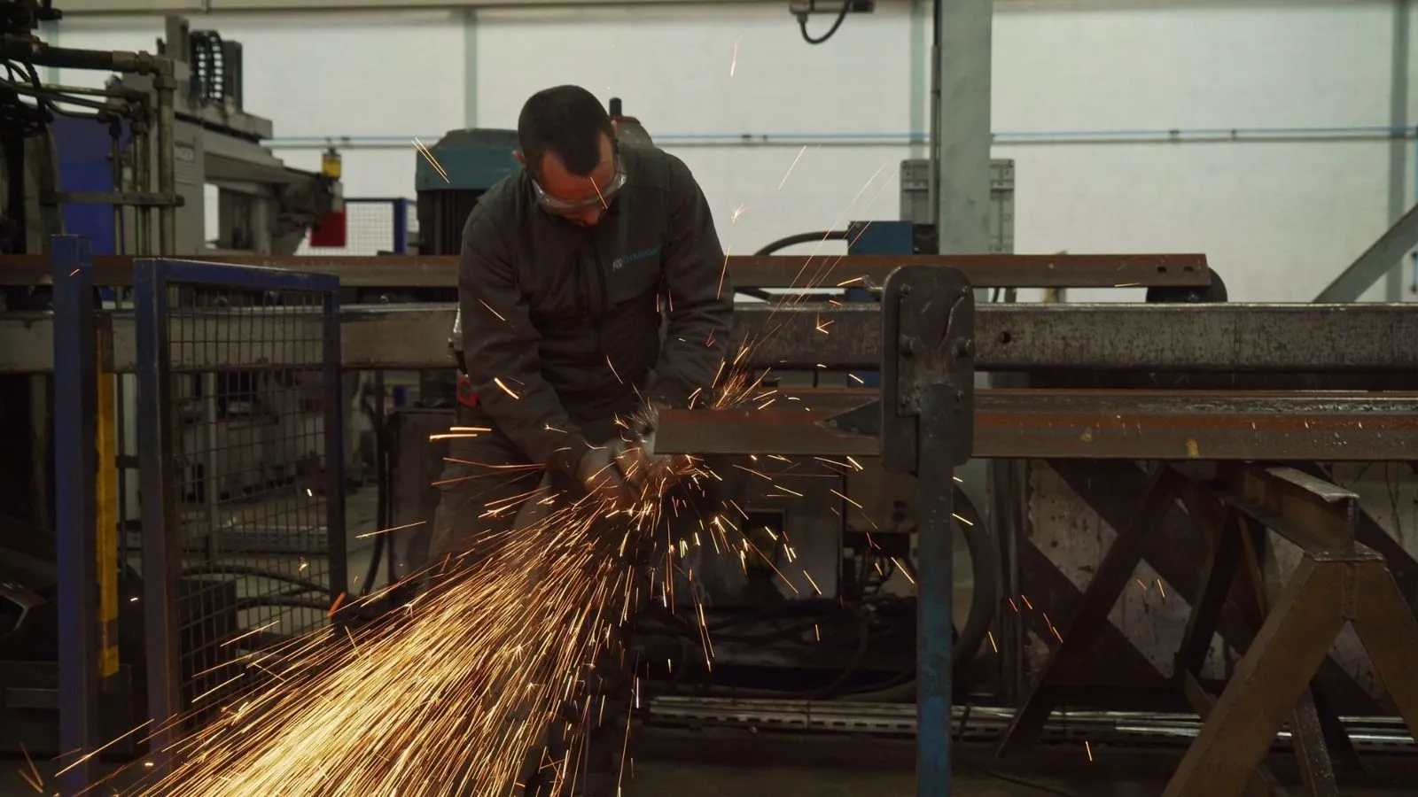 Soudure avec gerbe d'étincelles, travail du métal