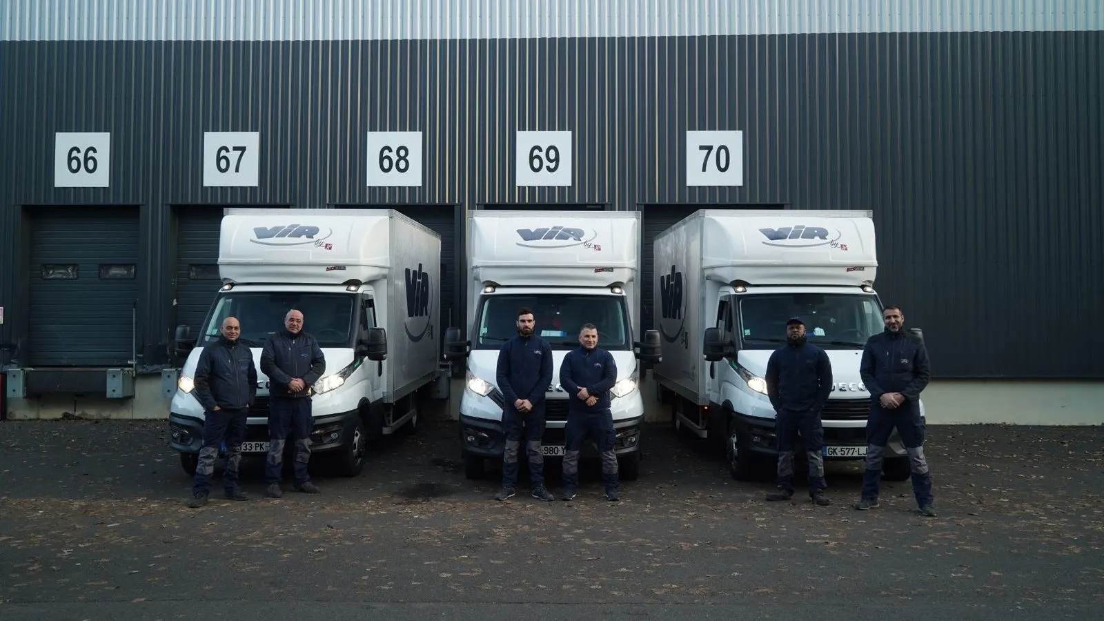Flotte de camions de livraison alignés, logistique