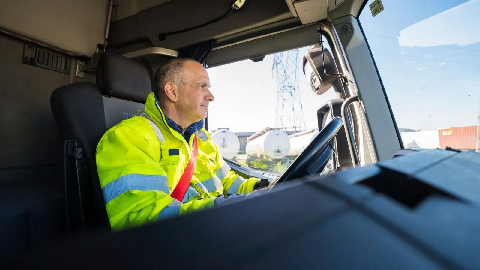 Chauffeur poids lourd dans sa cabine