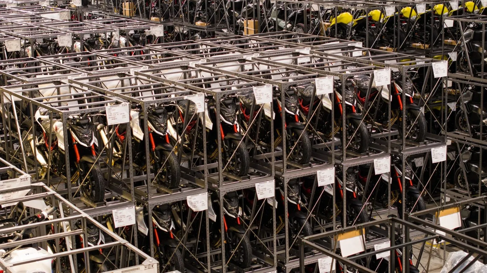 Rangées d'équipements sur un site industriel