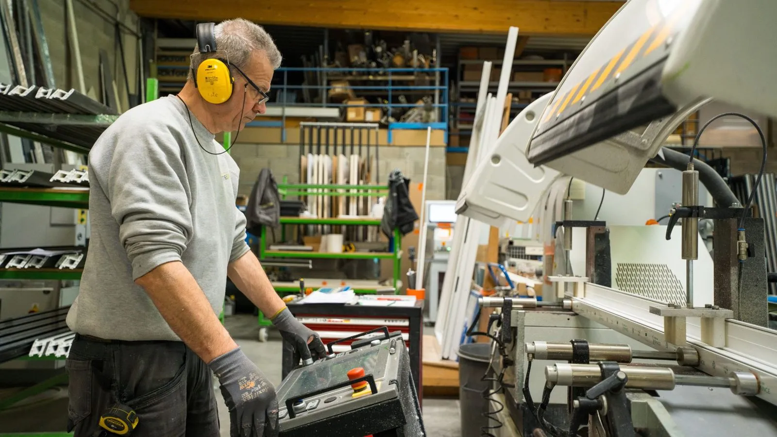 Opérateur à son poste sur une ligne de production