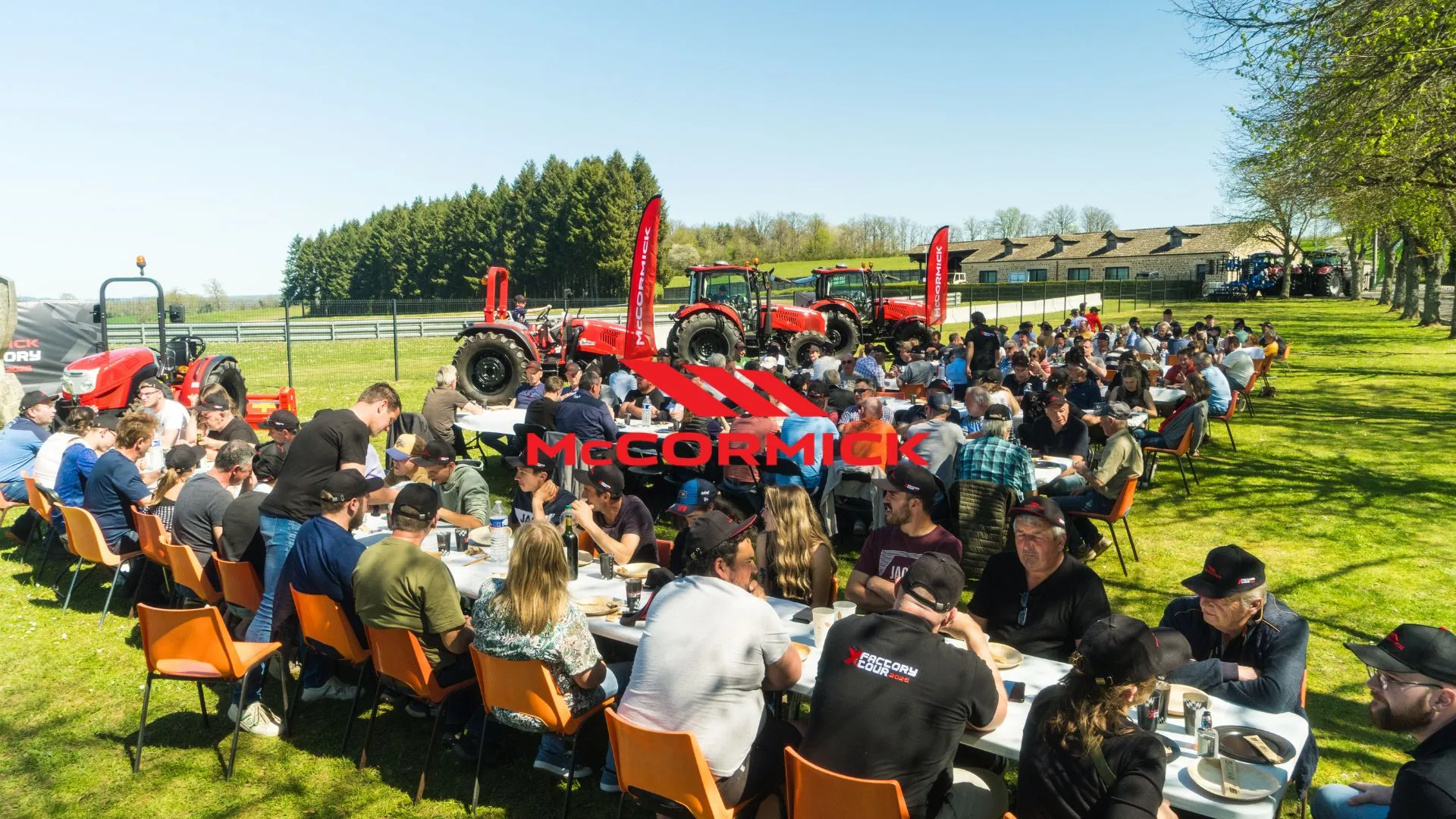 Tracteurs McCormick exposés lors d'une étape du XTOUR