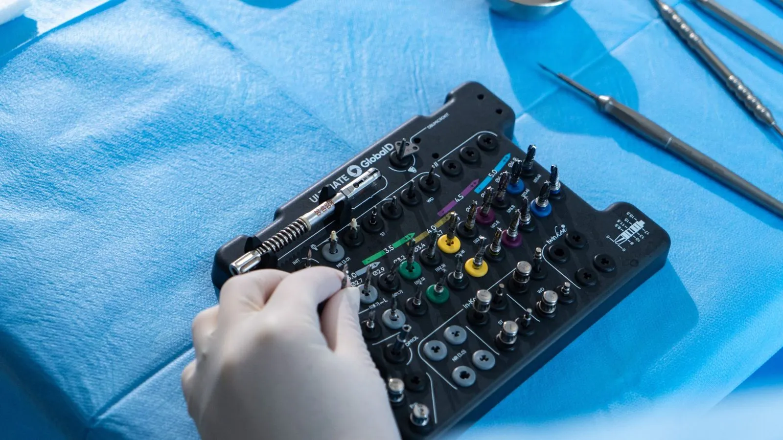 Plateau d'instruments dentaires en gros plan