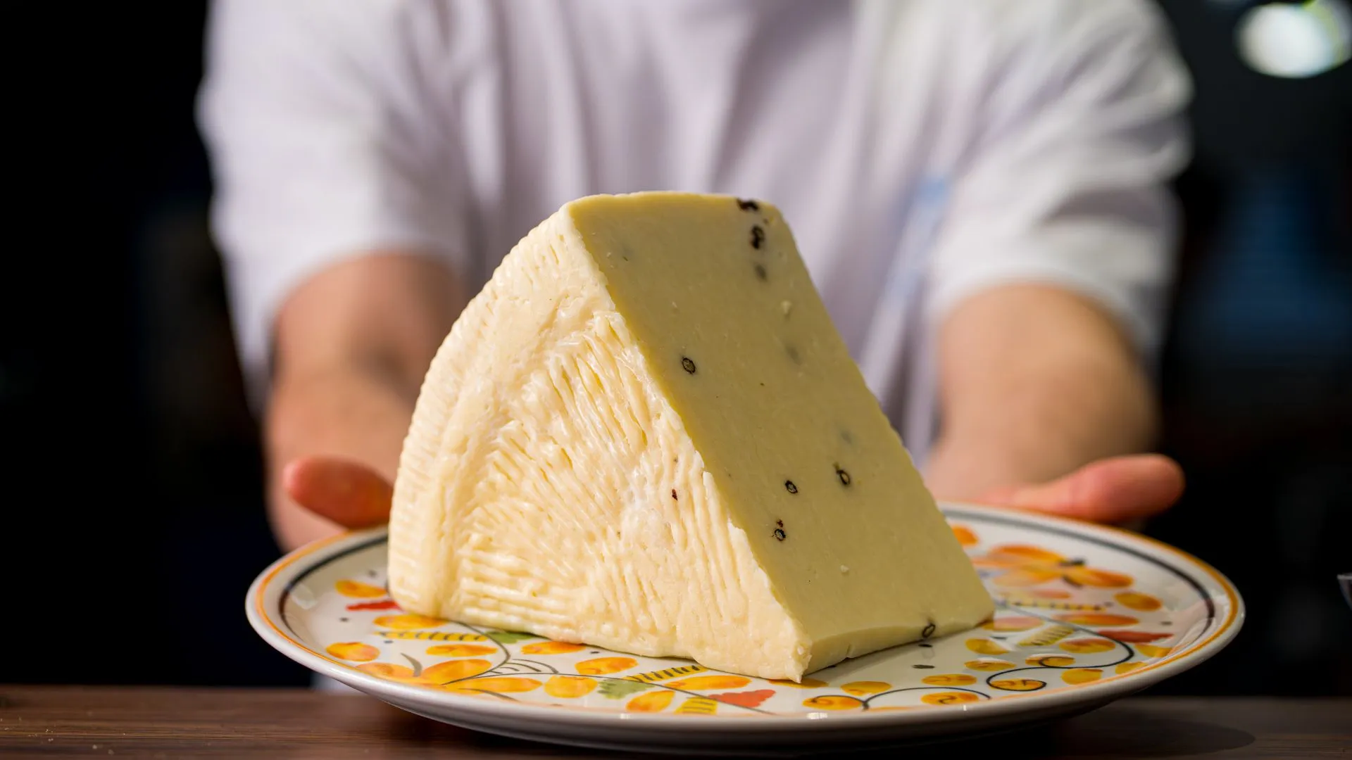 Part de fromage affiné présentée dans une assiette