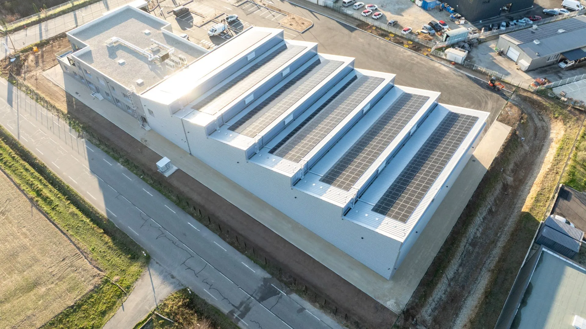 Vue aérienne d'un bâtiment industriel et de sa toiture photovoltaïque