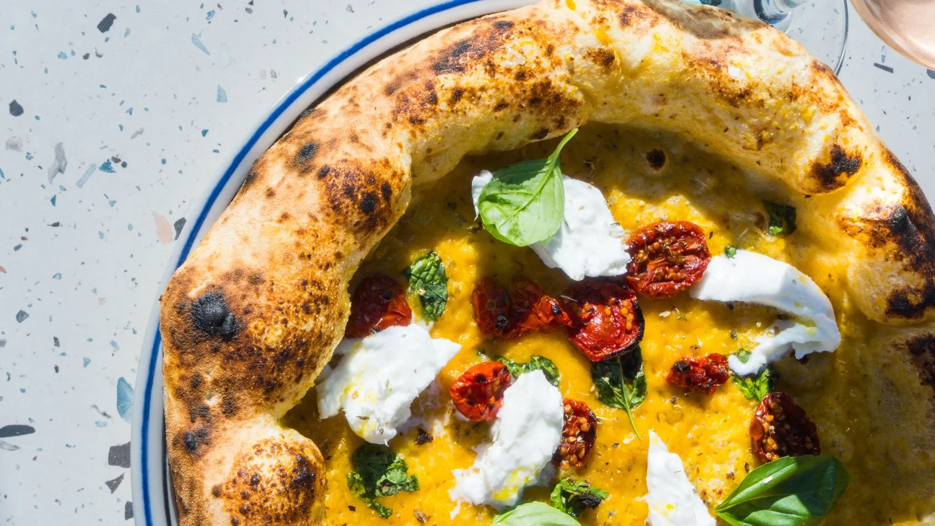 Pizza napolitaine à la burrata et tomates confites, photo culinaire