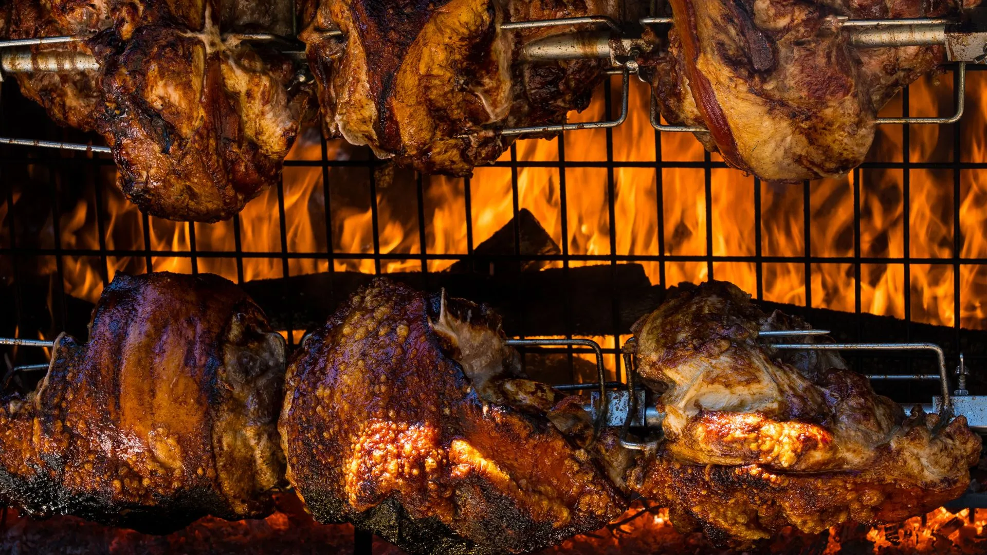 Viandes à la rôtissoire devant les flammes, cuisine au feu de bois