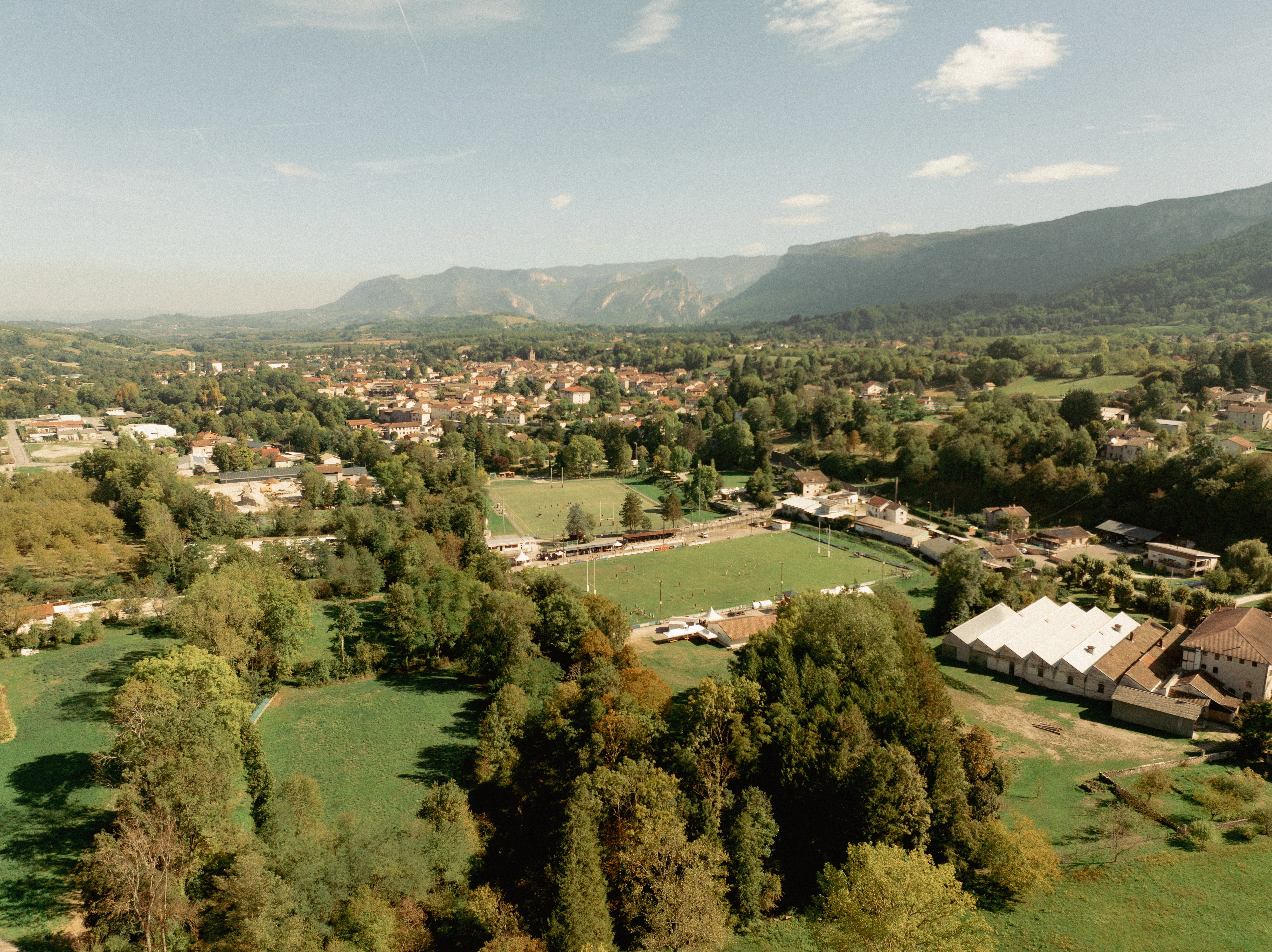 Vue aérienne d'un stade de rugby au pied du Vercors