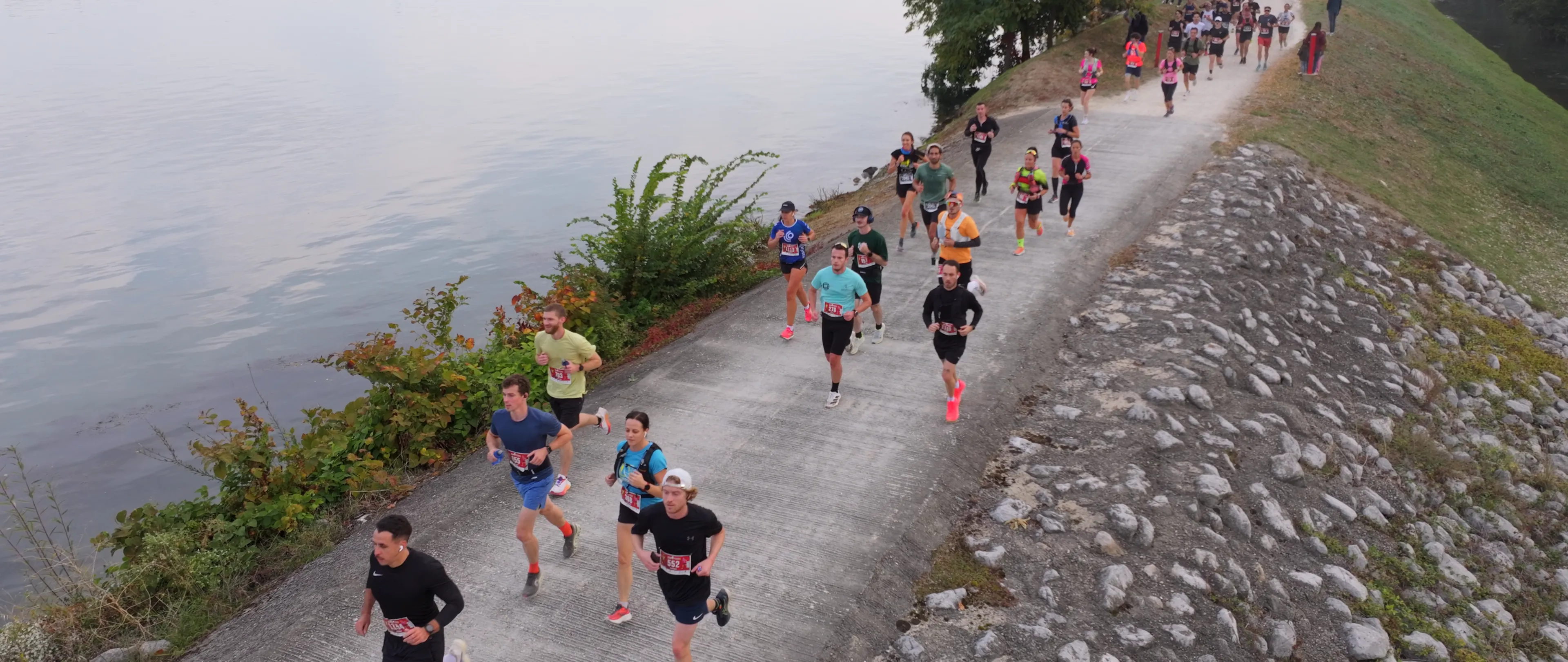 Coureurs le long d'une digue pendant un semi-marathon