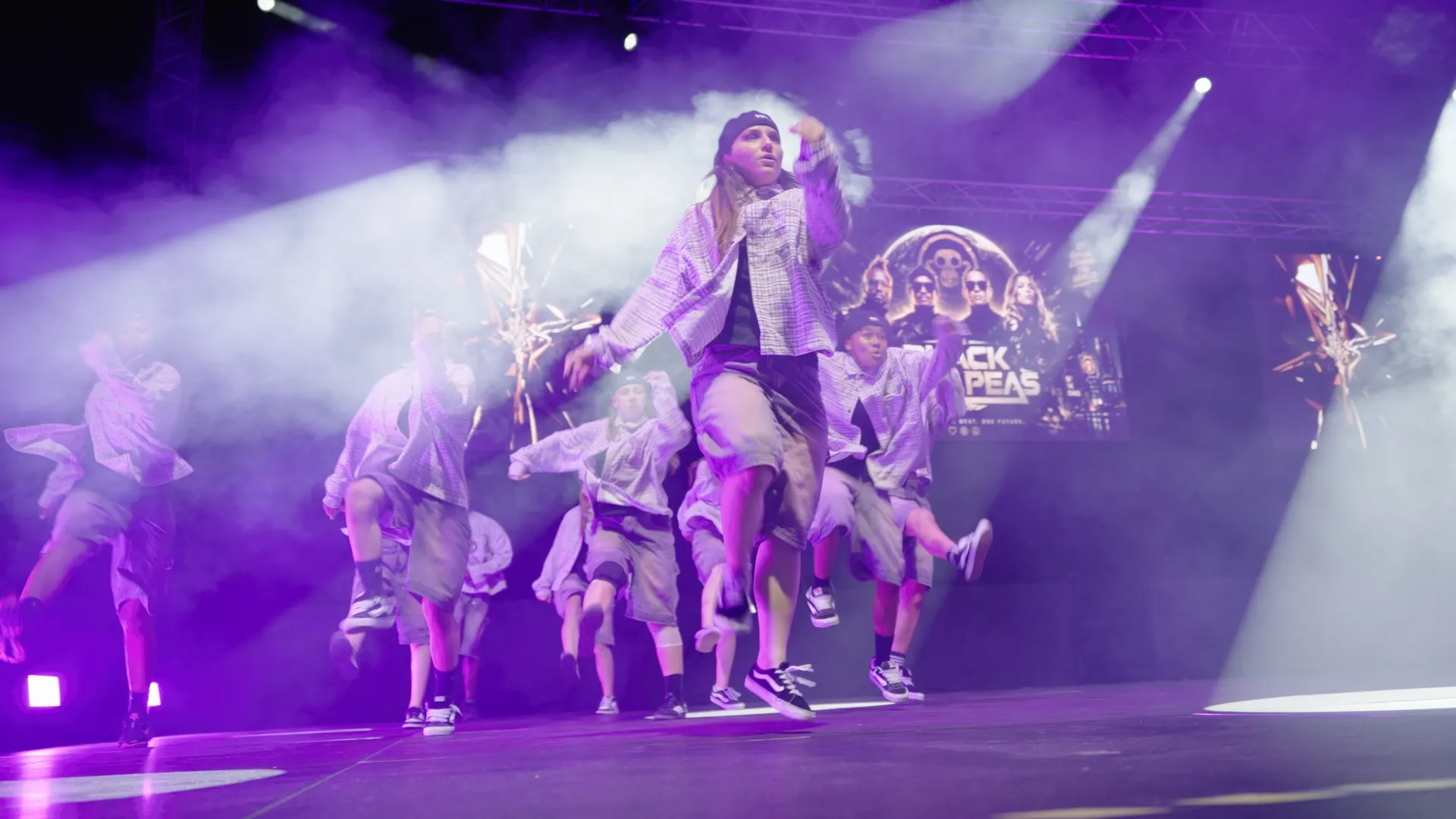 Troupe de danse urbaine Starlign sur scène à La Ciotat, sous les projecteurs violets